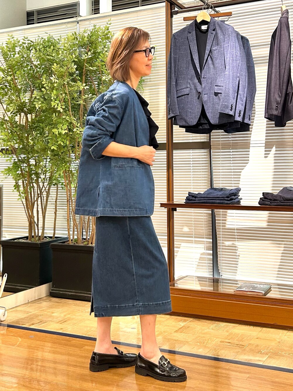 「春コーデ、デイリーカジュアル、セットアップスタイル、デニムコーデ、デニムジャケット、デニムスカート、ラッフルフリル、大人カジュアル、大人コーデ、アラフィフ、アラフィフコーデ」｜「Rie Millerの【RM denim】スリットタイトデニムスカート（スカート、ブルー系）」を使った、umezawa_nolさん（レディース・167cm）の春コーディネートの4枚目の写真