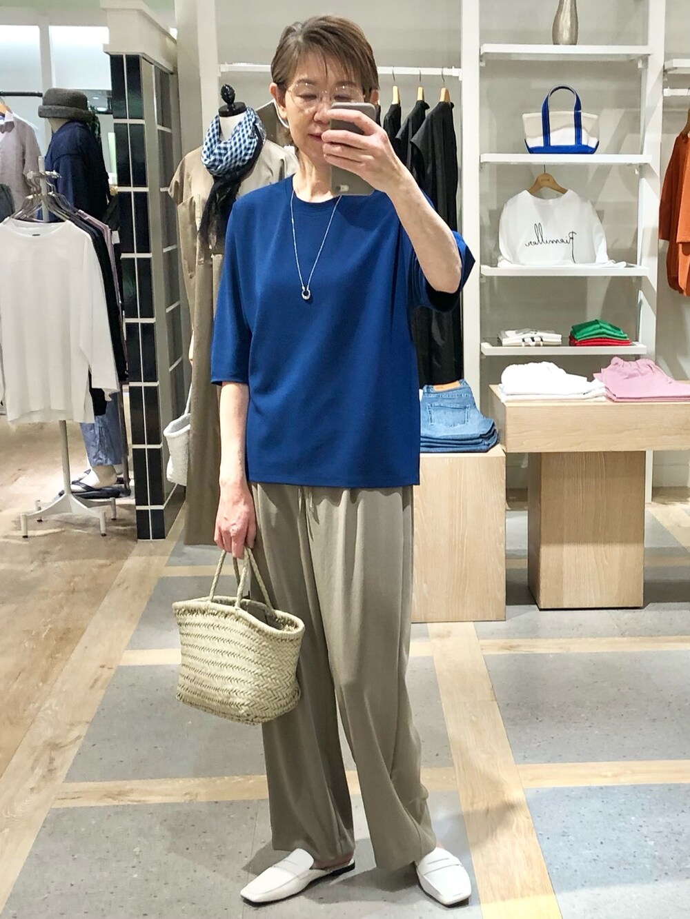 ブルー系のTシャツ/カットソー、グリーン系のその他パンツを着用したレディースの春コーディネートの2枚目の写真