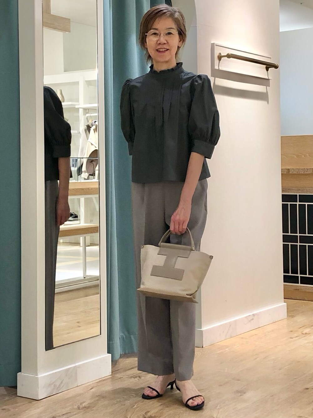 グレー系のその他パンツ、グレー系のシャツ/ブラウスを着用したレディースの夏コーディネートの2枚目の写真