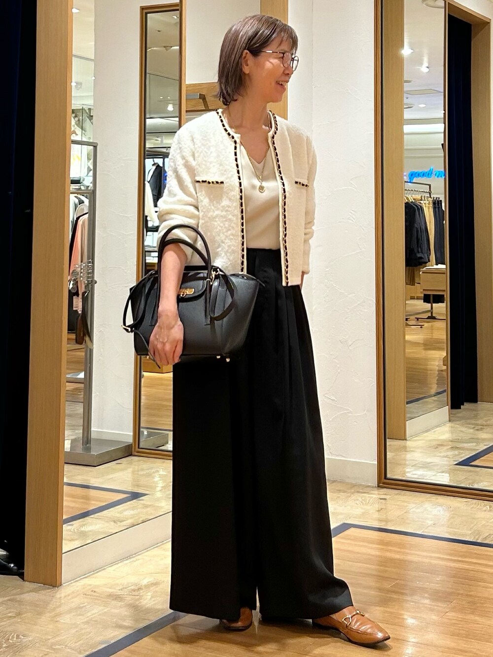 ブラック系のその他パンツ、ブラック系のショルダーバッグ、ホワイト系のカーディガン/ボレロを着用したレディースの秋コーディネートの6枚目の写真