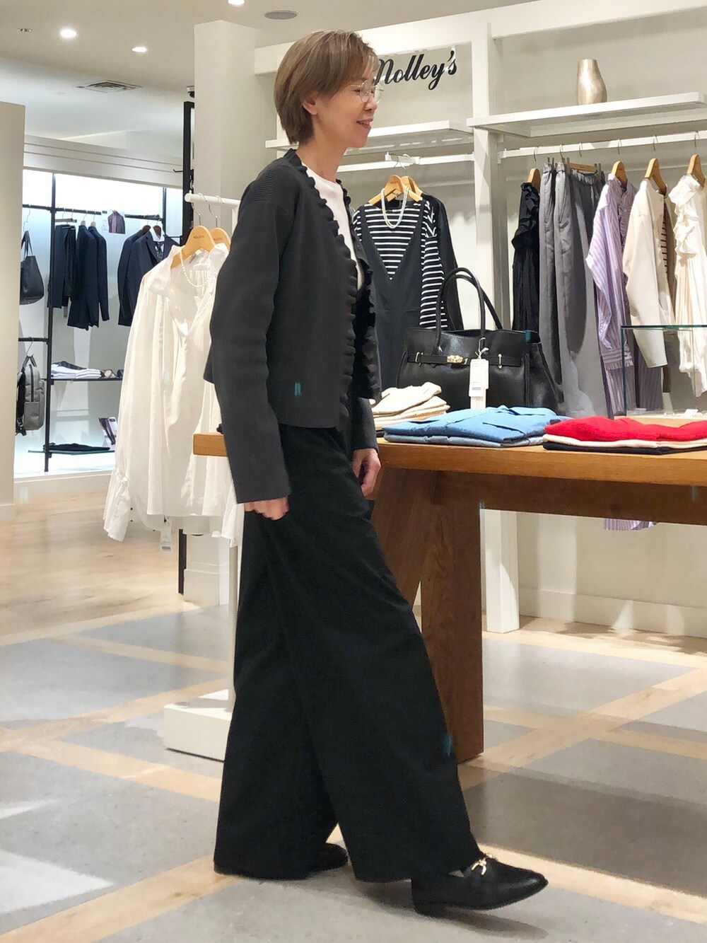 「カジュアルコーデ、キレイめカジュアル、秋コーデ、大人コーデ、秋、シンプル、大人カジュアル、高身長女子、サロペット、モノトーン」｜「NOLLEY’Sのウォッシャブルポプリンサロペットパンツ（サロペット/オーバーオール、ブラック系）」を使った、umezawa_nolさん（レディース・167cm）の秋コーディネートの6枚目の写真
