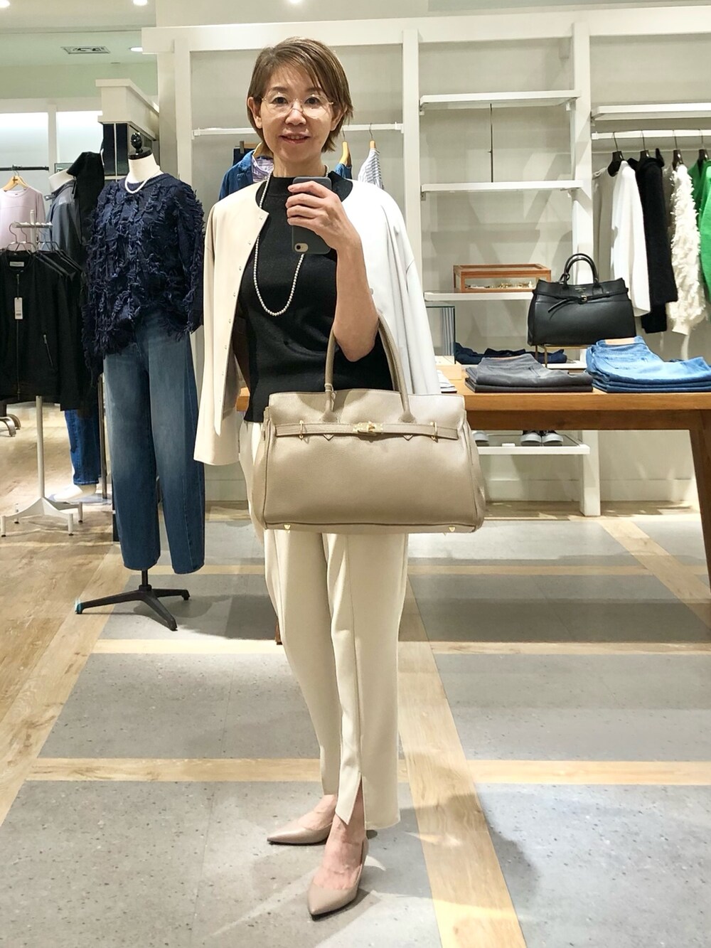 ベージュ系のその他パンツ、ベージュ系のブルゾン、ブラック系のニット/セーターを着用したレディースの秋コーディネートの6枚目の写真