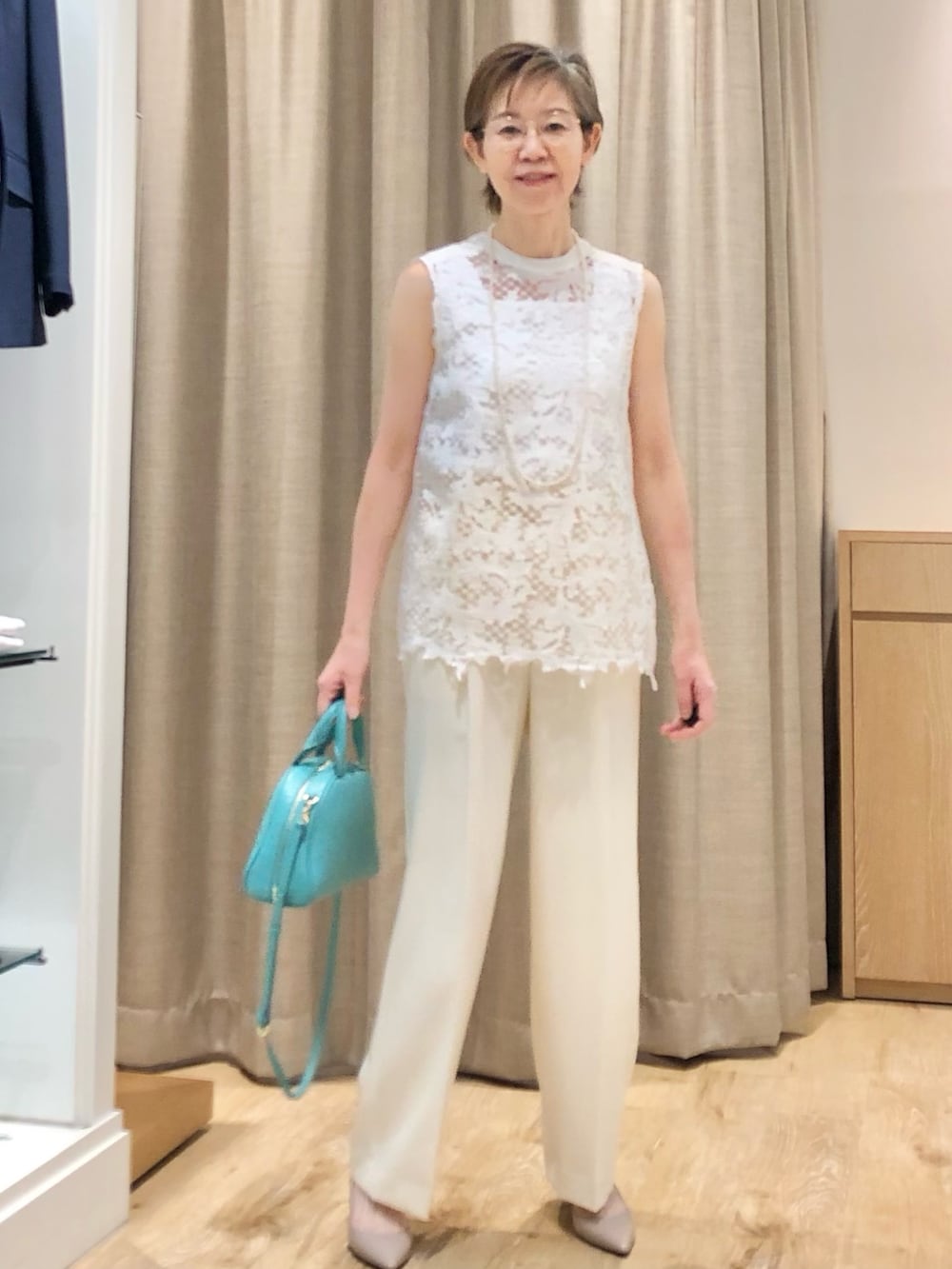 ホワイト系のその他パンツ、グリーン系のボストンバッグ、ホワイト系のシャツ/ブラウスを着用したレディースの夏コーディネートの2枚目の写真