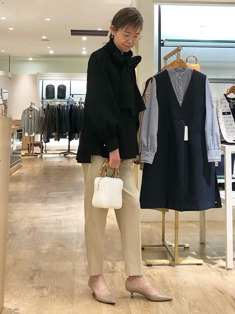 ブラック系のシャツ/ブラウス、ベージュ系のその他パンツを着用したレディースの春コーディネートの3枚目の写真