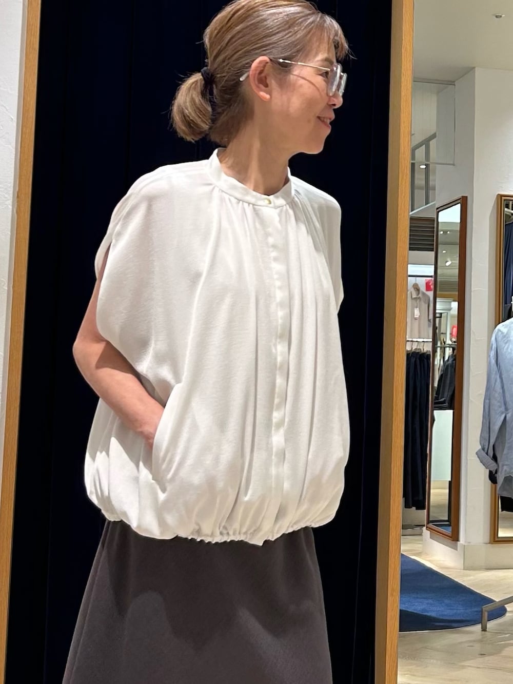 「大人カジュアルコーデ、大人コーデ、キレイめ、とろみブラウス、ブラウス、ブラウス×スカート、ブラウスコーデ、オフィスカジュアル、オフィススタイル、アラフィフ、50代ファッション、50代コーデ」｜「NOLLEY’Sのウォッシャブル綿麻スラブナロースカート（スカート、グレー系）」を使った、umezawa_nolさん（レディース・167cm）の夏コーディネートの8枚目の写真