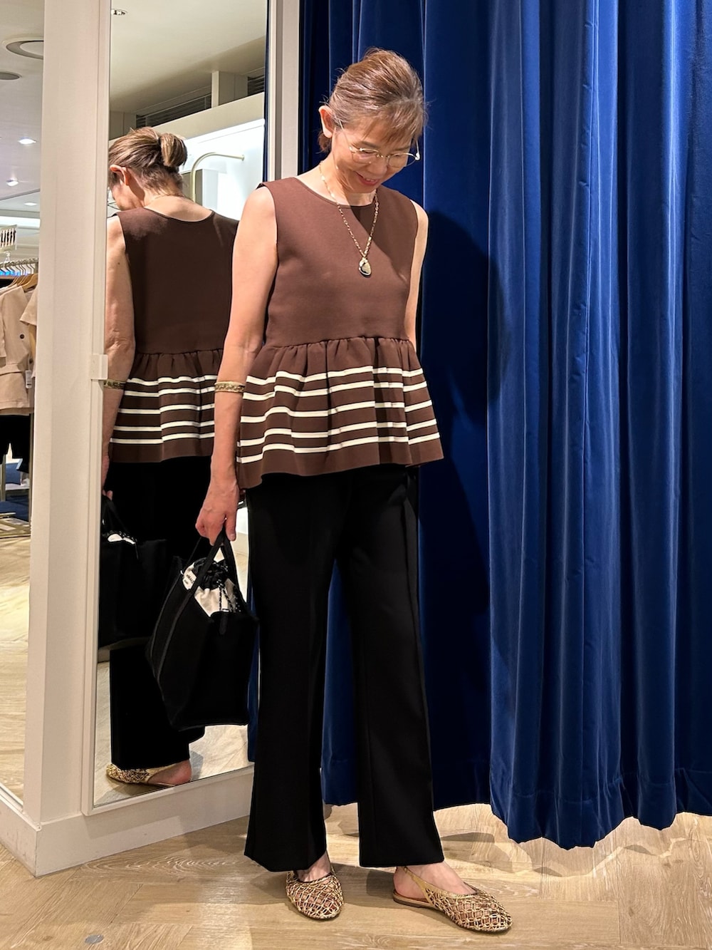 「夏、オトナカジュアル、パンツスタイル、ノースリーブ、ぺプラムトップス、アラフィフ、50代ファッション、50代コーデ、オトナカワイイ、おとなコーデ、シンプルコーデ、シンプル、シンプルスタイル」｜「NOLLEY’Sのウォッシャブルハイスペック裾フレアパンツ（その他パンツ、ブラック系）」を使った、umezawa_nolさん（レディース・167cm）の夏コーディネートの7枚目の写真