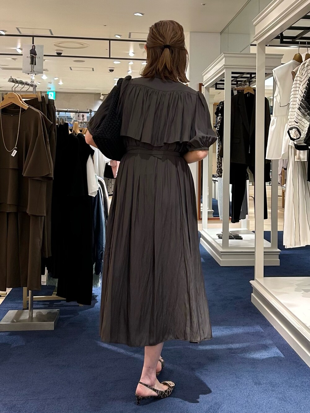 「ワンピース、イージーケア、お出かけコーデ、夏コーデ、夏服コーデ、シンプルスタイル、おでかけコーデ、ワンピースコーデ、大人コーデ」｜「NOLLEY’Sのウォッシャブル割繊ケープ風ワンピース（ワンピース、グレー系）」を使った、umezawa_nolさん（レディース・167cm）の夏コーディネートの5枚目の写真