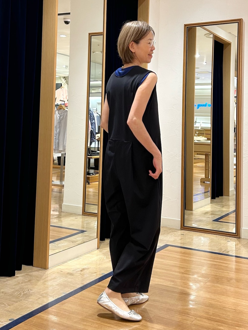 ブラック系のつなぎ/オールインワン、ホワイト系のブルゾン、ブルー系のTシャツ/カットソーを着用したレディースの夏コーディネートの4枚目の写真