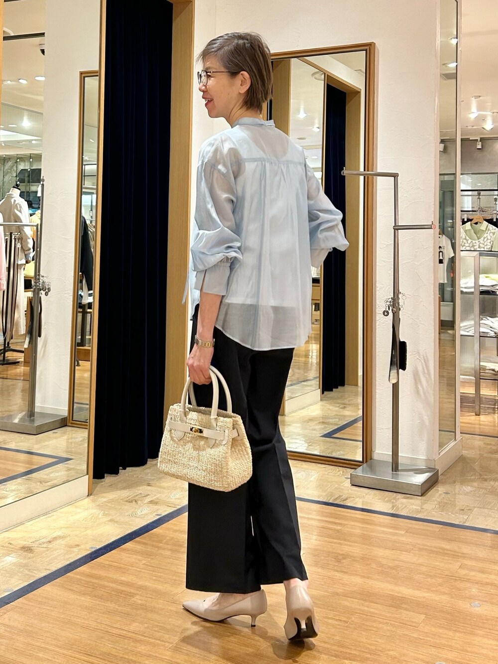 ブルー系のその他パンツ、ブルー系のシャツ/ブラウス、ホワイト系のタンクトップを着用したレディースの春コーディネートの5枚目の写真