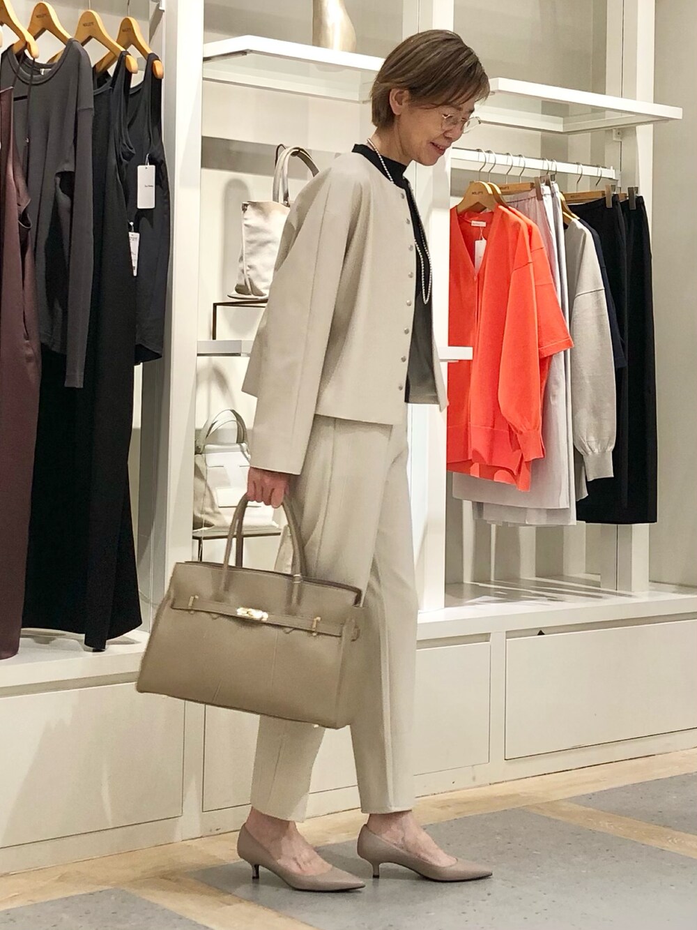 ベージュ系のその他パンツ、ベージュ系のブルゾン、ブラック系のニット/セーターを着用したレディースの秋コーディネートの4枚目の写真