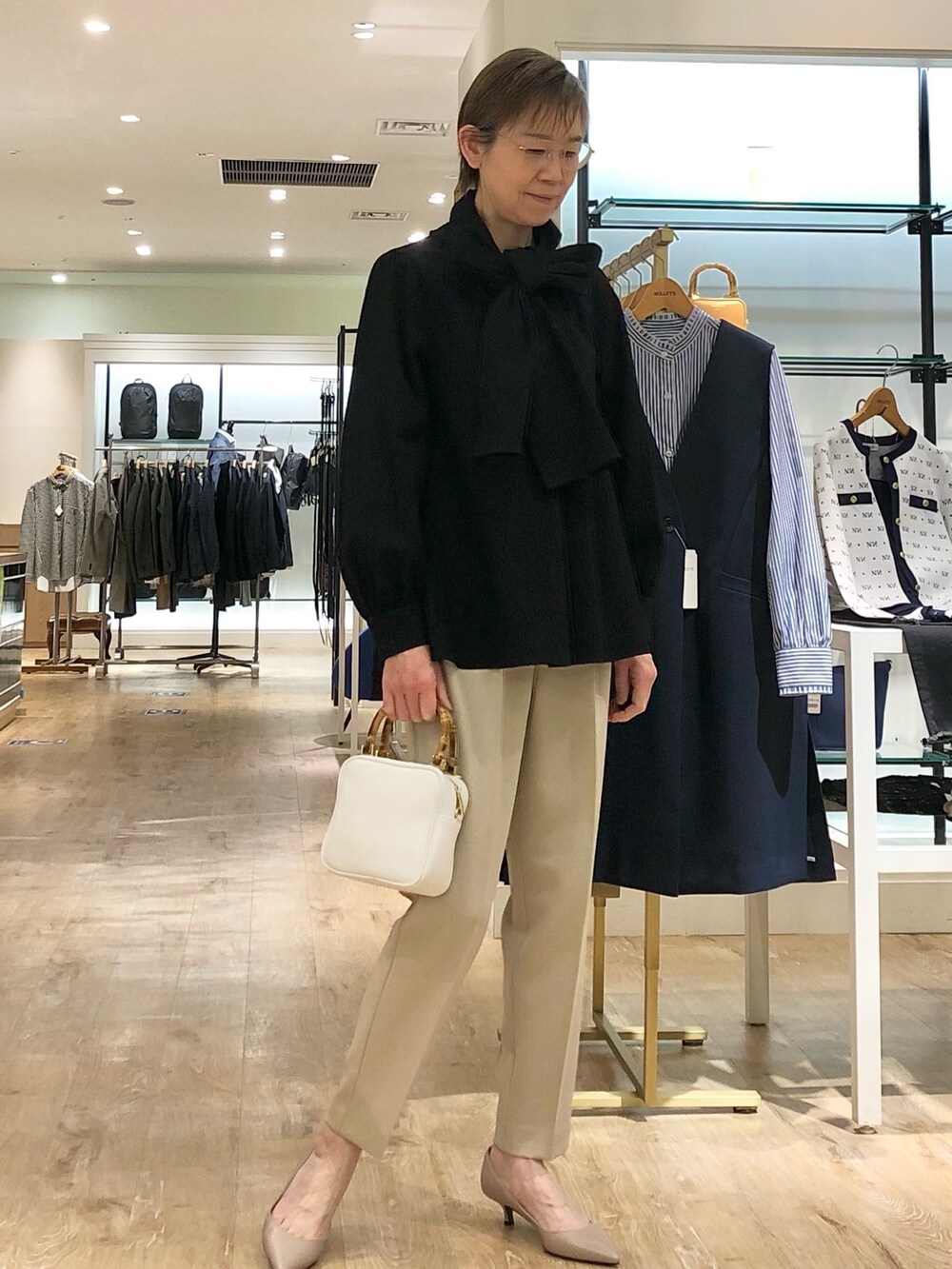 ブラック系のシャツ/ブラウス、ベージュ系のその他パンツを着用したレディースの春コーディネートの4枚目の写真
