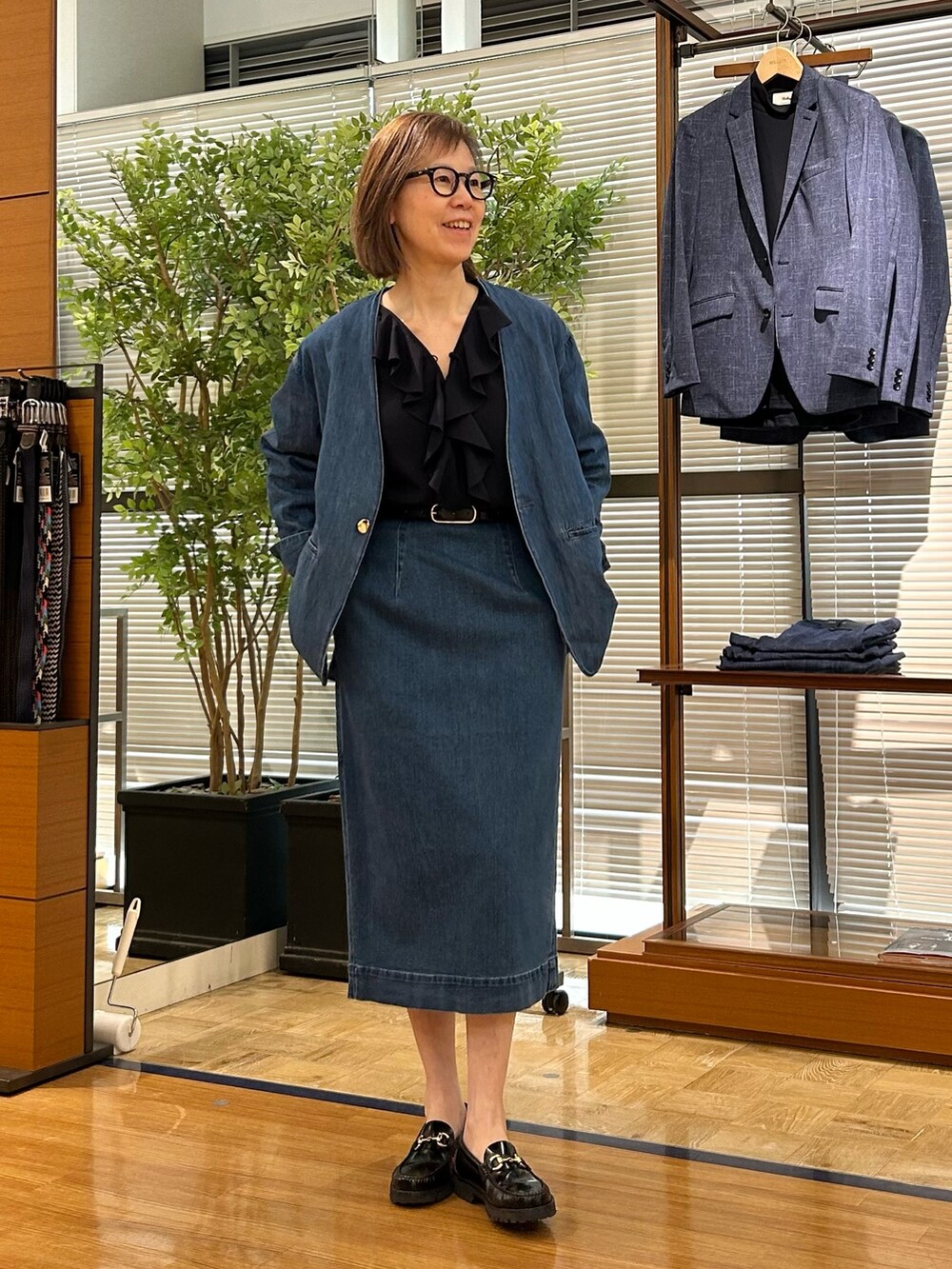 「春コーデ、デイリーカジュアル、セットアップスタイル、デニムコーデ、デニムジャケット、デニムスカート、ラッフルフリル、大人カジュアル、大人コーデ、アラフィフ、アラフィフコーデ」｜「Rie Millerの【RM denim】スリットタイトデニムスカート（スカート、ブルー系）」を使った、umezawa_nolさん（レディース・167cm）の春コーディネートの5枚目の写真