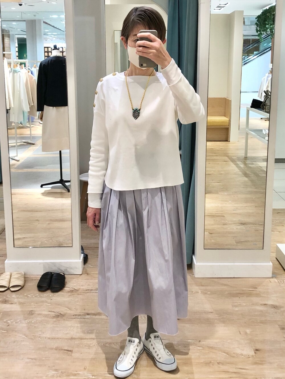 ホワイト系のTシャツ/カットソー、パープル系のスカートを着用したレディースの春コーディネートの4枚目の写真