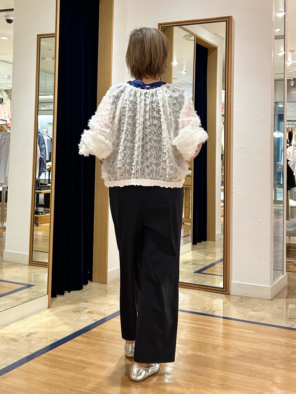 ブラック系のつなぎ/オールインワン、ホワイト系のブルゾン、ブルー系のTシャツ/カットソーを着用したレディースの夏コーディネートの6枚目の写真