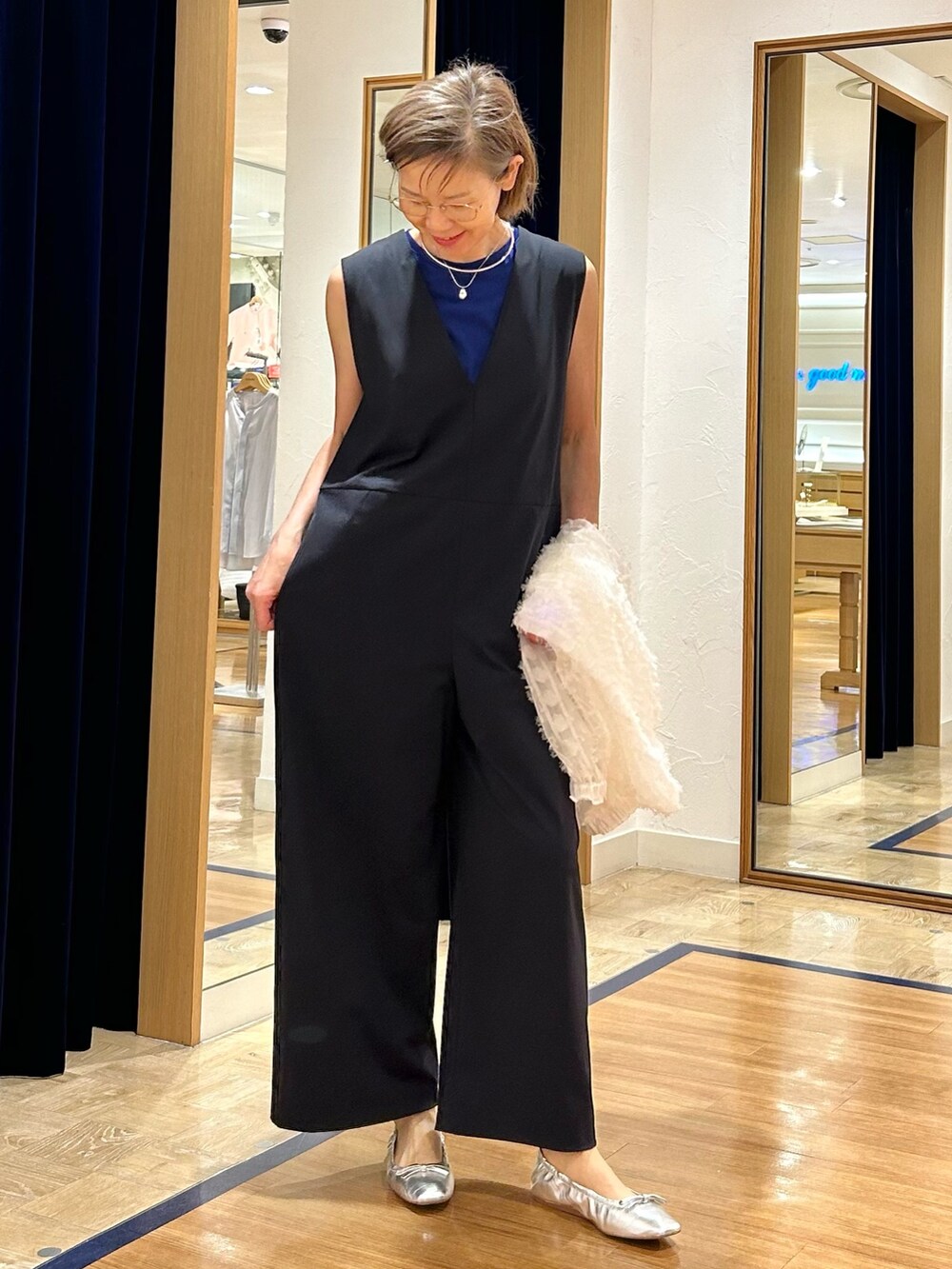 ブラック系のつなぎ/オールインワン、ホワイト系のブルゾン、ブルー系のTシャツ/カットソーを着用したレディースの夏コーディネートの3枚目の写真