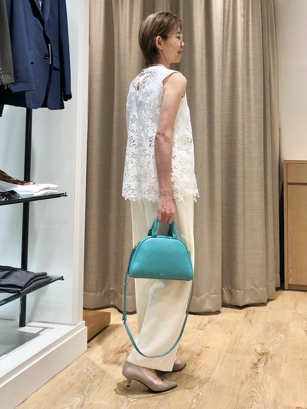 ホワイト系のその他パンツ、グリーン系のボストンバッグ、ホワイト系のシャツ/ブラウスを着用したレディースの夏コーディネートの6枚目の写真