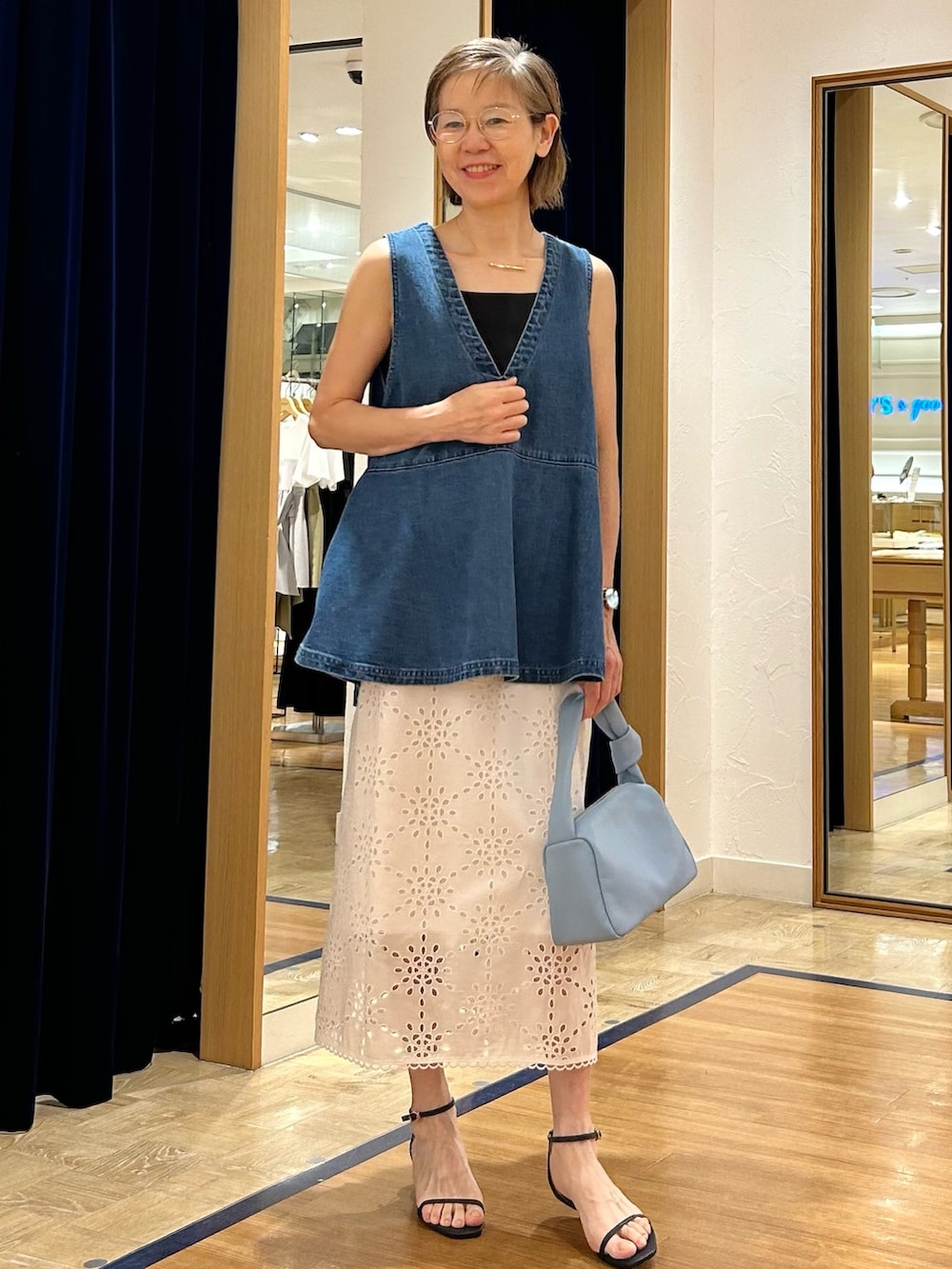 「デニム、大人カジュアル、大人コーデ、ノースリーブ、夏服、レース、大人カジュアルコーデ、ベストコーデ、アラフィー」｜「NOLLEY’Sの《セットアップ対応》Brocheレース ギャザータイトスカート（スカート、ホワイト系）」を使った、umezawa_nolさん（レディース・167cm）の夏コーディネートの2枚目の写真