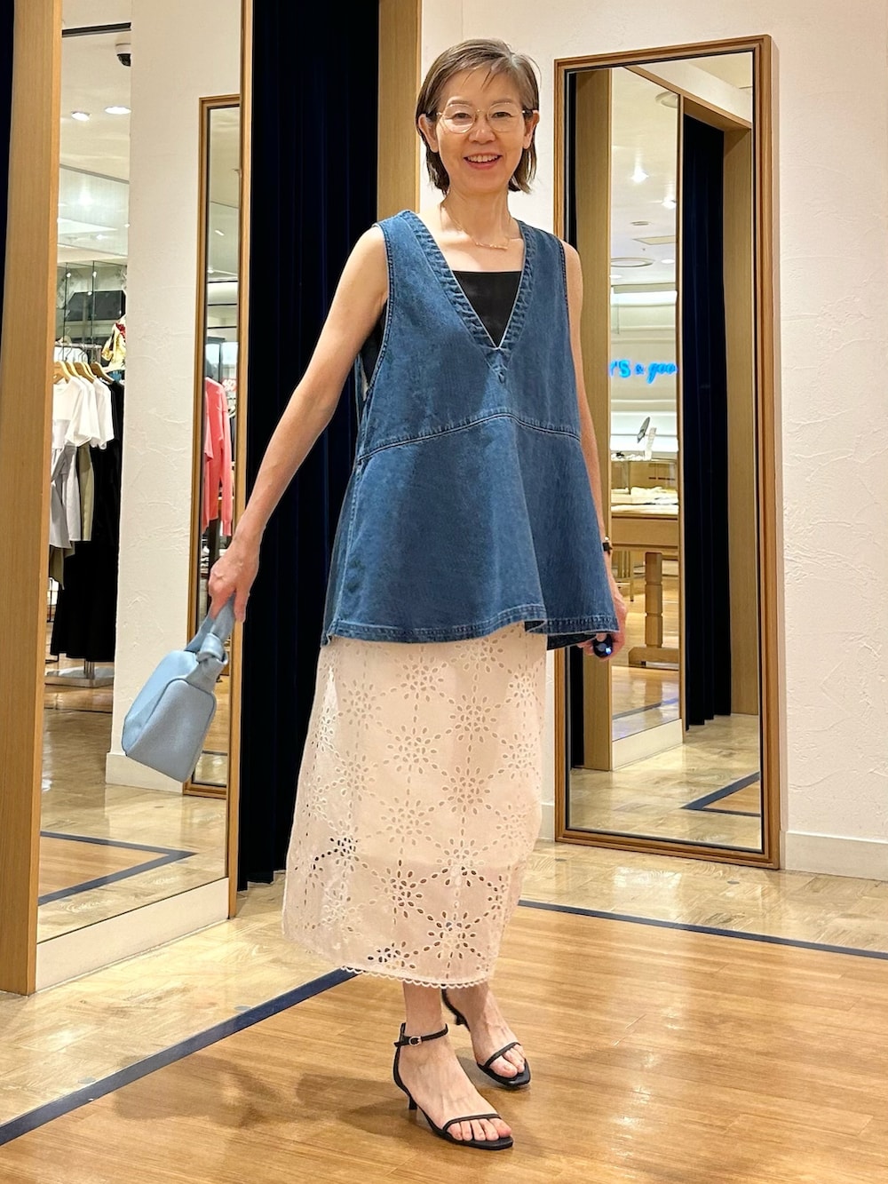 「デニム、大人カジュアル、大人コーデ、ノースリーブ、夏服、レース、大人カジュアルコーデ、ベストコーデ、アラフィー」｜「NOLLEY’Sの《セットアップ対応》Brocheレース ギャザータイトスカート（スカート、ホワイト系）」を使った、umezawa_nolさん（レディース・167cm）の夏コーディネートの3枚目の写真