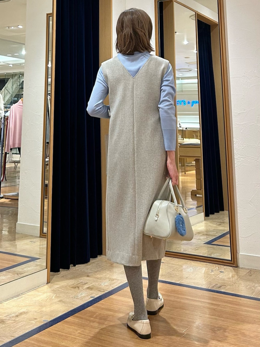 「ジャンパースカート、春色コーデ、淡色コーデ、きれいめカジュアル、キレイめ、きれいめコーディネート、シンプルコーデ、シンプル、シンプルスタイル、オトナカジュアル、大人カジュアル」｜「NOLLEY’Sのウォッシャブルツイードジャンパースカート（ワンピース、グレー系）」を使った、umezawa_nolさん（レディース・167cm）の冬コーディネートの6枚目の写真