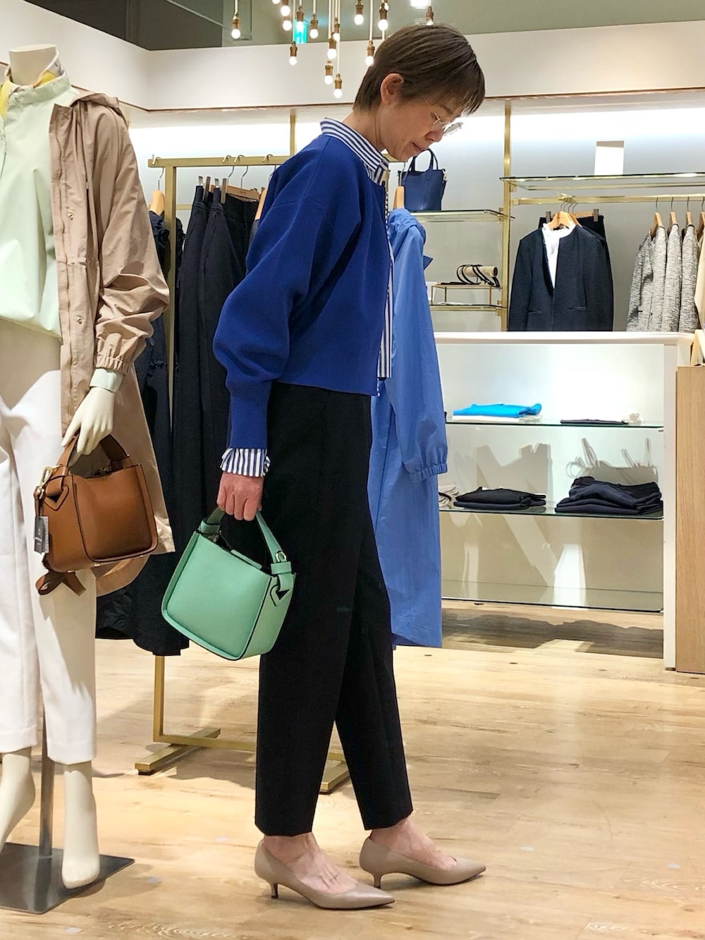 ブルー系のカーディガン/ボレロ、ブルー系のその他パンツ、ブルー系のシャツ/ブラウスを着用したレディースの春コーディネートの4枚目の写真