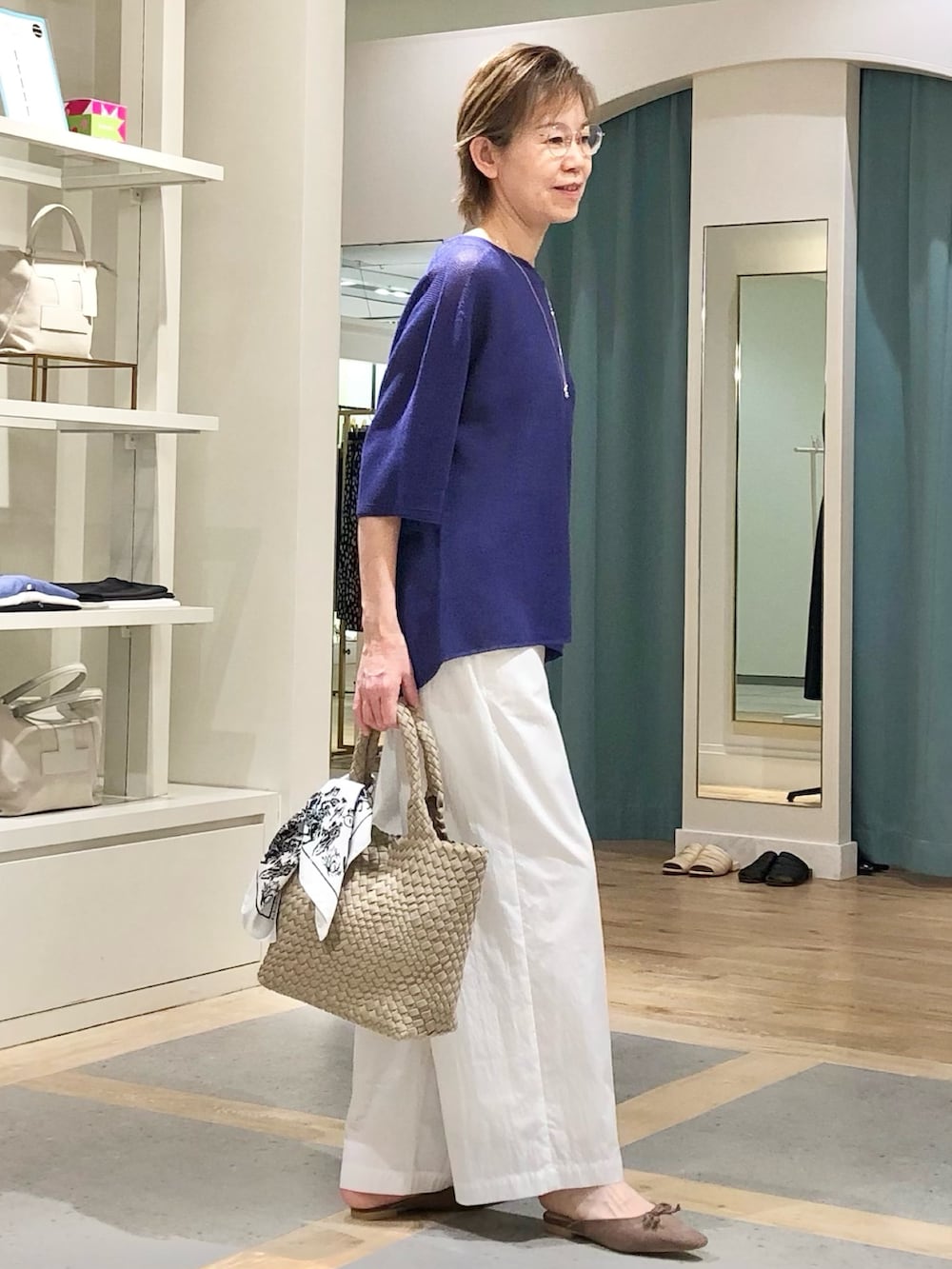 ホワイト系のその他パンツ、パープル系のニット/セーター、シルバー系のネックレスを着用したレディースの春コーディネートの4枚目の写真