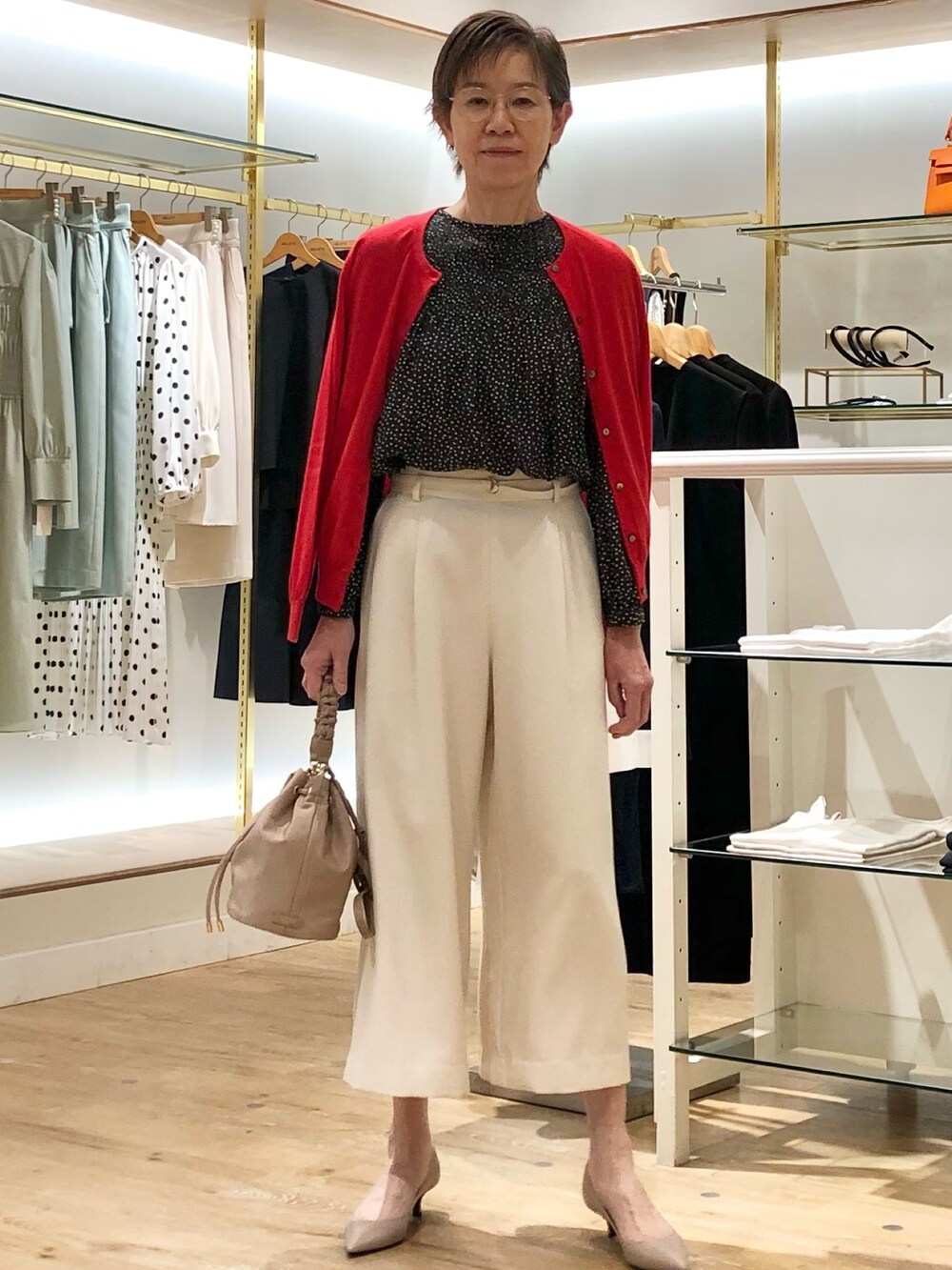 ホワイト系のその他パンツ、ベージュ系のショルダーバッグ、ブラック系のシャツ/ブラウスを着用したレディースの春コーディネートの2枚目の写真