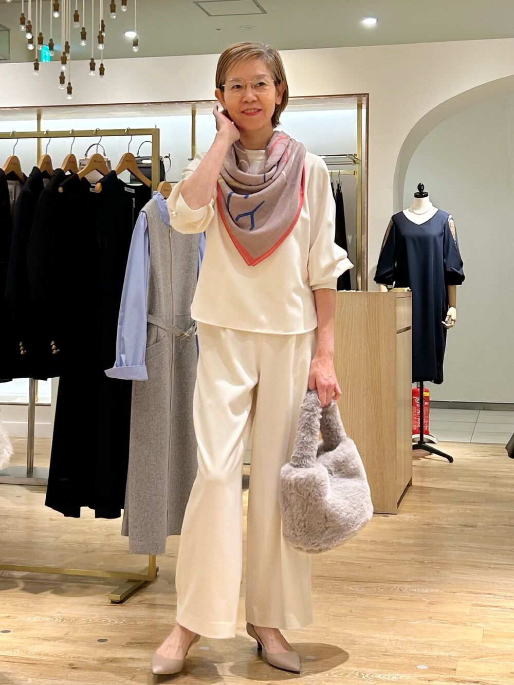 ホワイト系のその他パンツ、グレー系のショルダーバッグ、ホワイト系のシャツ/ブラウスを着用したレディースの秋コーディネートの2枚目の写真