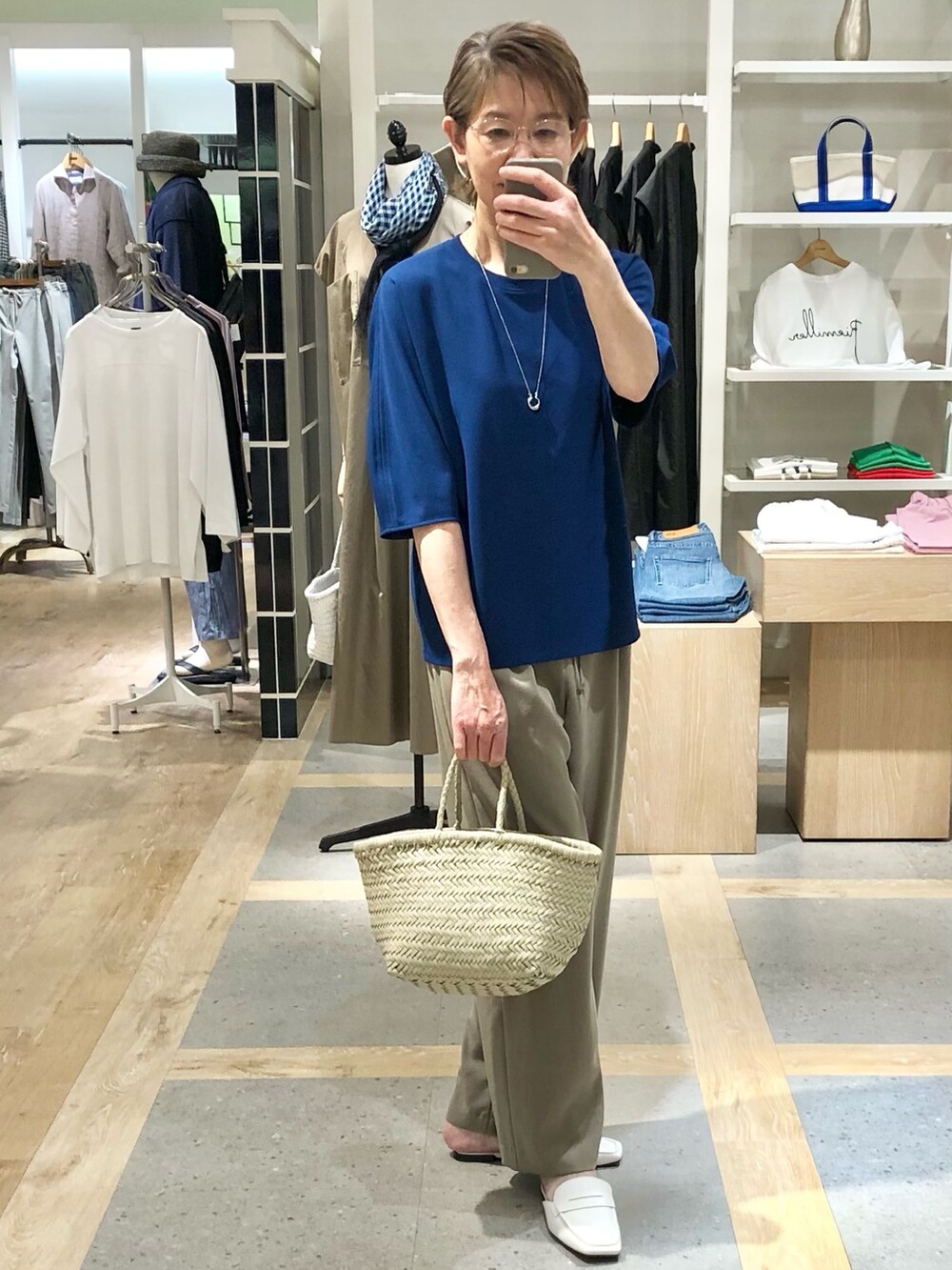 ブルー系のTシャツ/カットソー、グリーン系のその他パンツを着用したレディースの春コーディネートの4枚目の写真