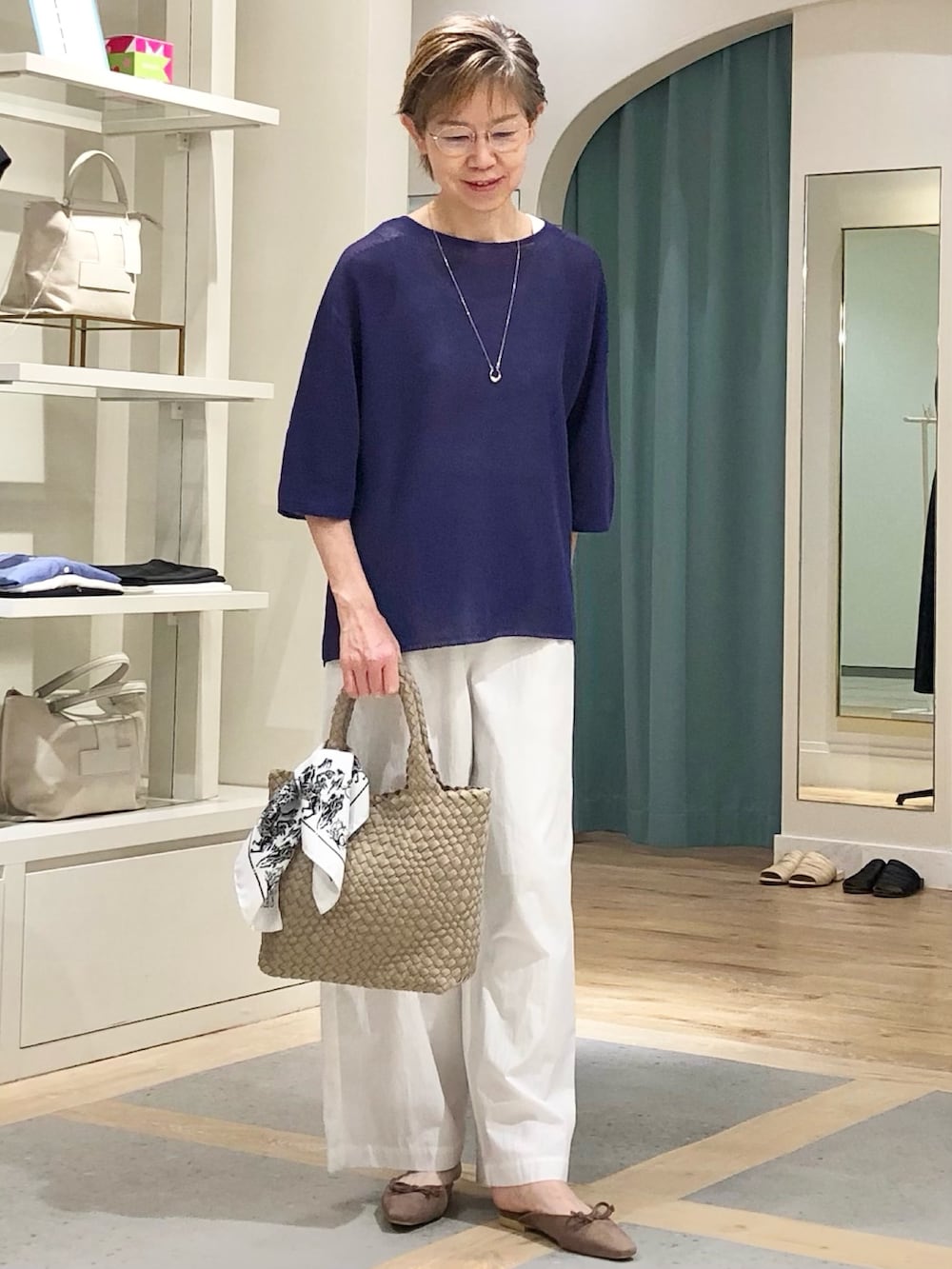 ホワイト系のその他パンツ、パープル系のニット/セーター、シルバー系のネックレスを着用したレディースの春コーディネートの3枚目の写真