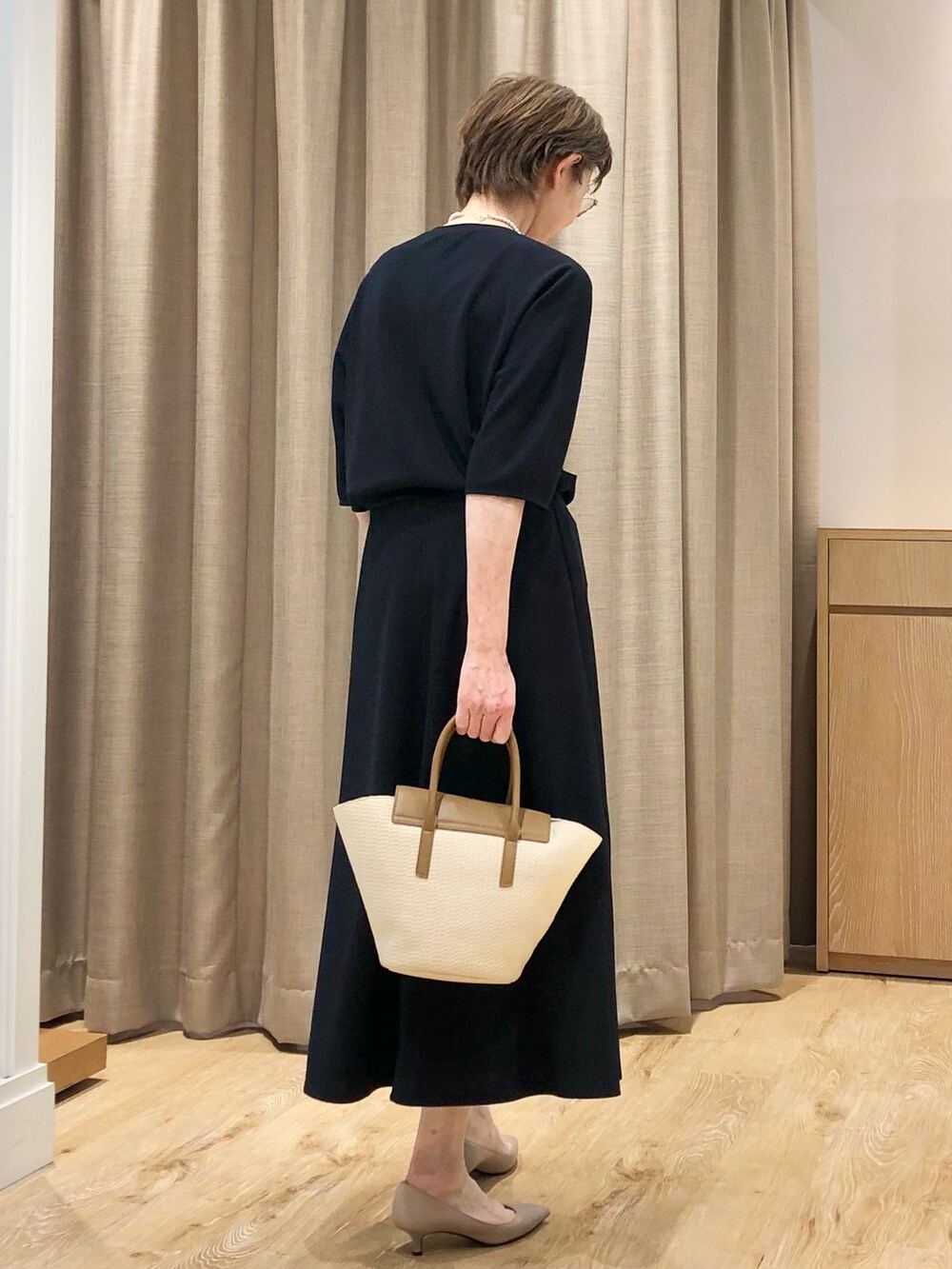 ブルー系のスカート、ブルー系のTシャツ/カットソーを着用したレディースの春コーディネートの5枚目の写真
