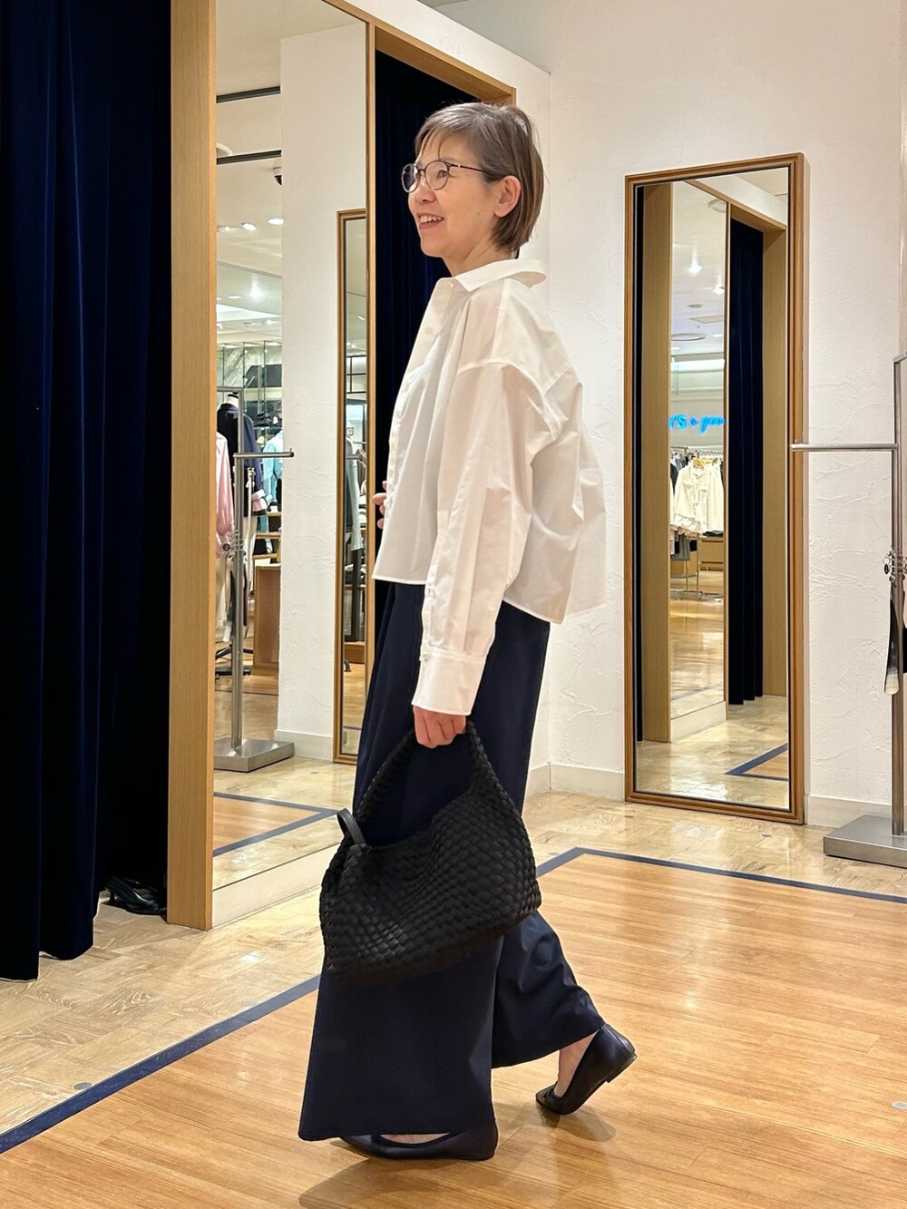 ブルー系のその他パンツ、ブラック系のショルダーバッグ、ブラック系のタンクトップを着用したレディースの春コーディネートの3枚目の写真