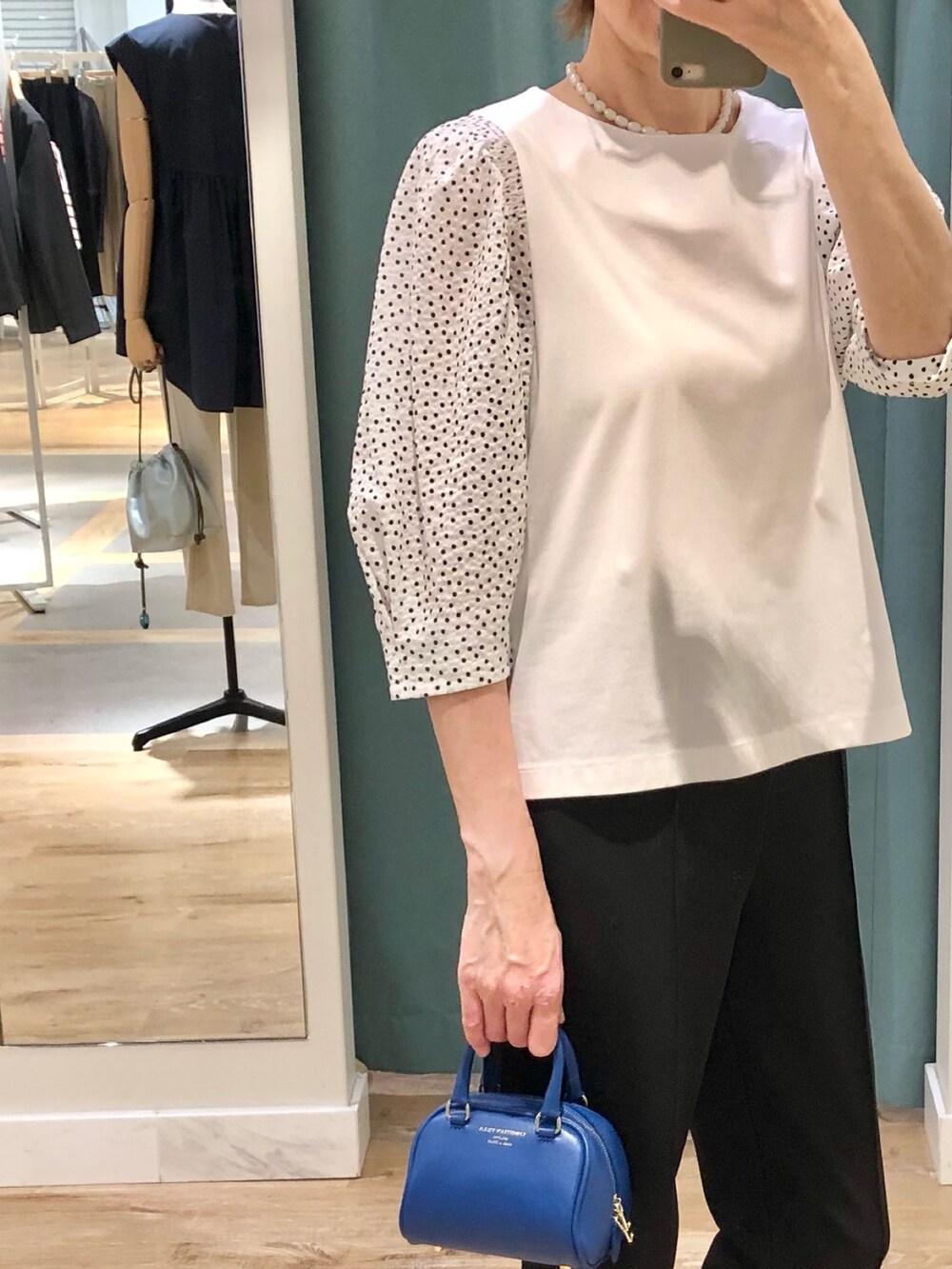 ブラック系のその他パンツ、ホワイト系のTシャツ/カットソー、ホワイト系のネックレスを着用したレディースの夏コーディネートの4枚目の写真