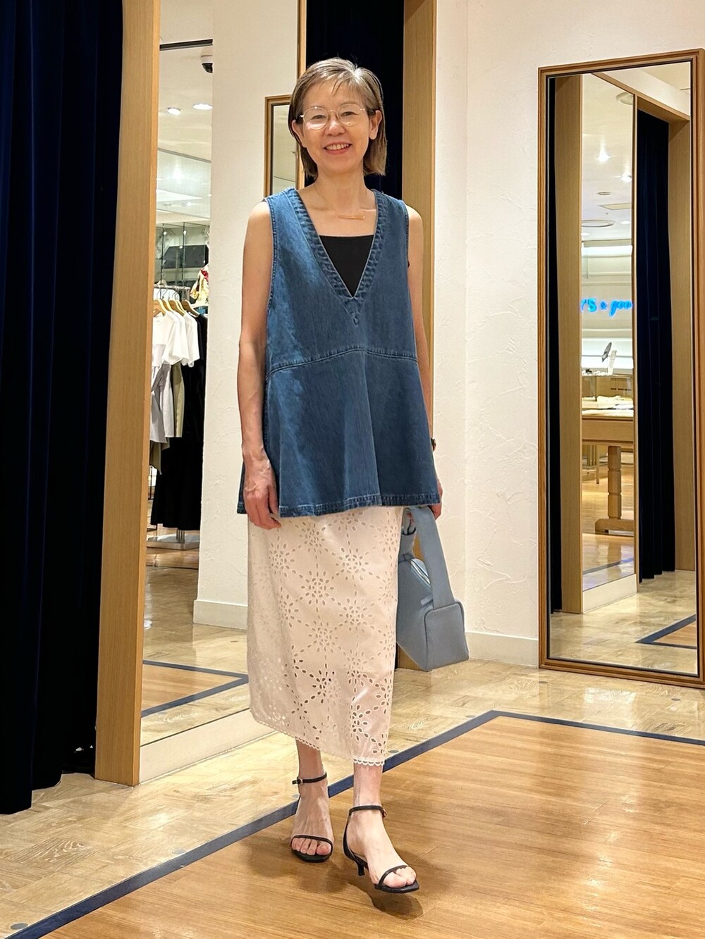 「デニム、大人カジュアル、大人コーデ、ノースリーブ、夏服、レース、大人カジュアルコーデ、ベストコーデ、アラフィー」｜「NOLLEY’Sの《セットアップ対応》Brocheレース ギャザータイトスカート（スカート、ホワイト系）」を使った、umezawa_nolさん（レディース・167cm）の夏コーディネートの6枚目の写真