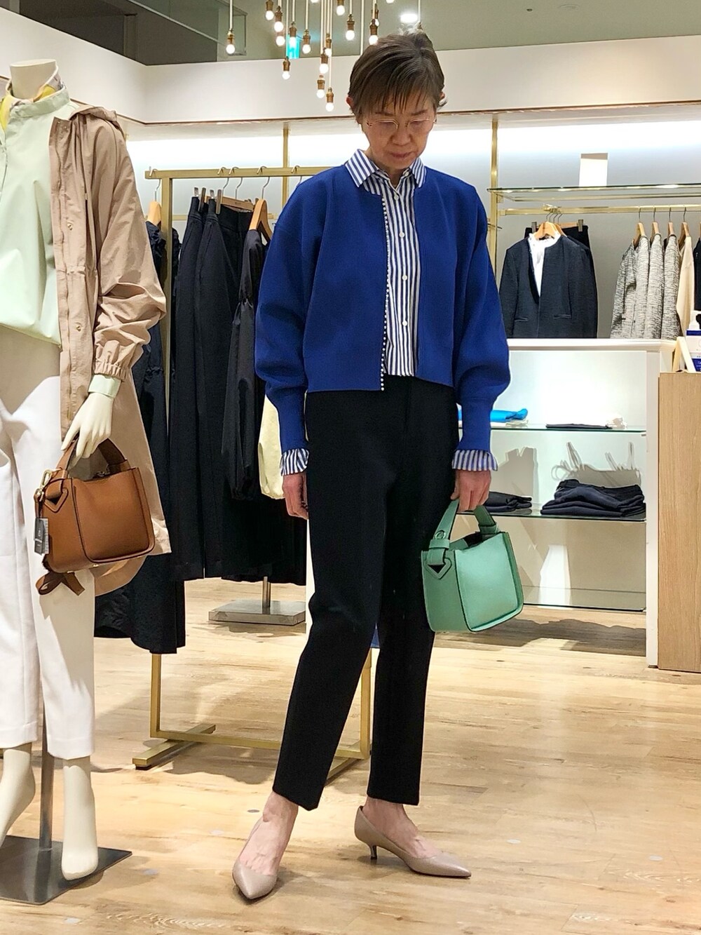 ブルー系のカーディガン/ボレロ、ブルー系のその他パンツ、ブルー系のシャツ/ブラウスを着用したレディースの春コーディネートの3枚目の写真