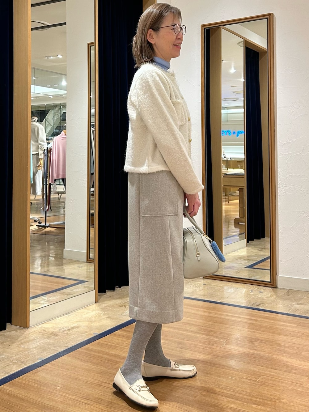 「ジャンパースカート、ニットジャケット、カーディガン、カーディガンコーデ、春色、春色コーデ、淡色コーデ、キレイめ、きれいめコーディネート、キレイめコーデ、大人コーデ、50代ファッション、50代コーデ」｜「NOLLEY’Sのウォッシャブルツイードジャンパースカート（ワンピース、グレー系）」を使った、umezawa_nolさん（レディース・167cm）の冬コーディネートの4枚目の写真