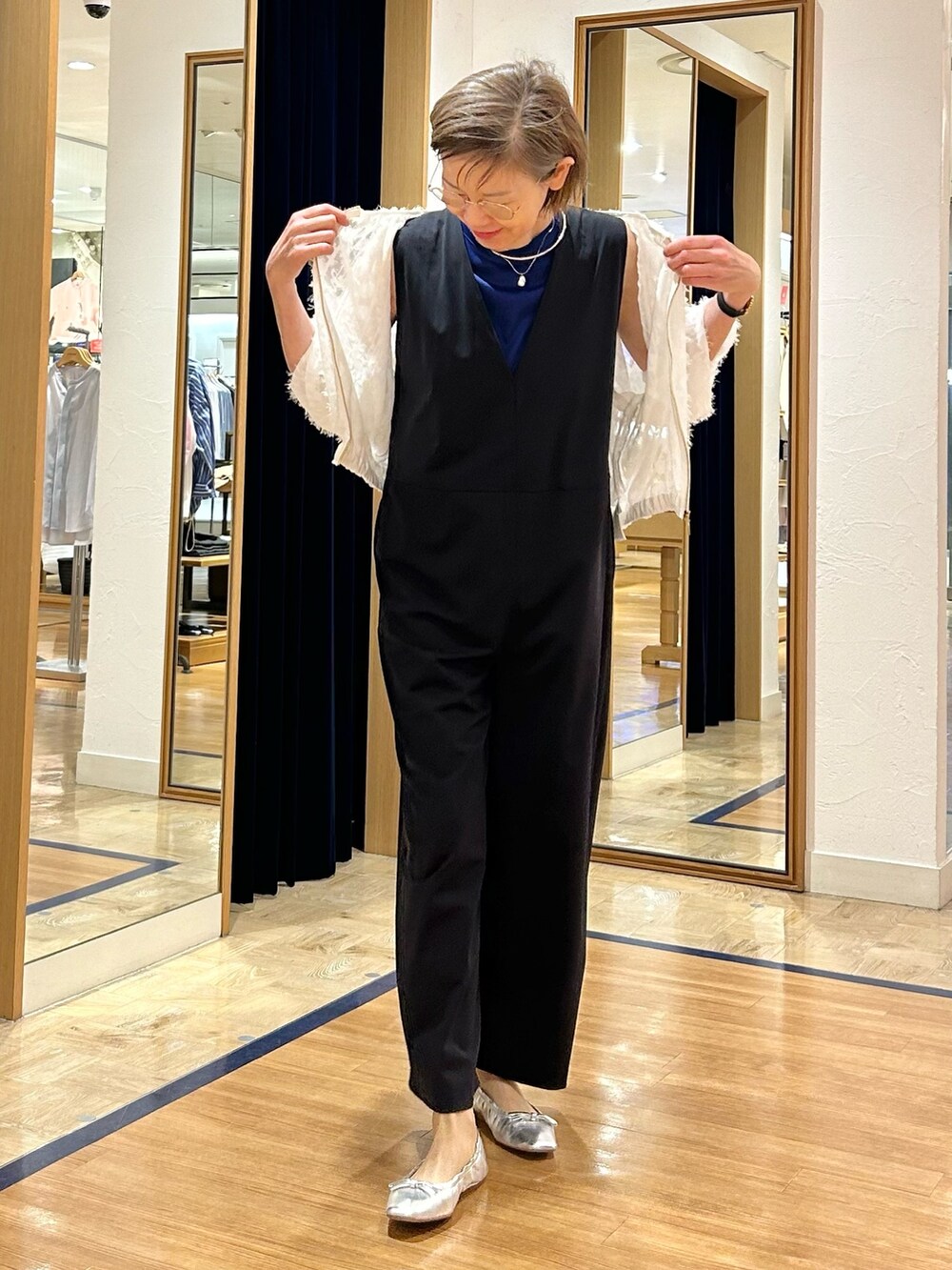 ブラック系のつなぎ/オールインワン、ホワイト系のブルゾン、ブルー系のTシャツ/カットソーを着用したレディースの夏コーディネートの3枚目の写真