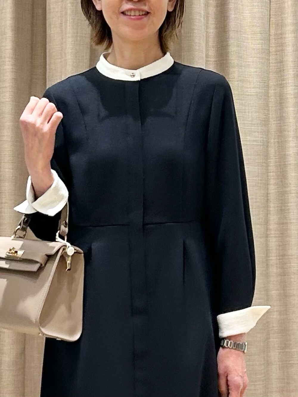 ブルー系のワンピースを着用したレディースの冬コーディネートの5枚目の写真