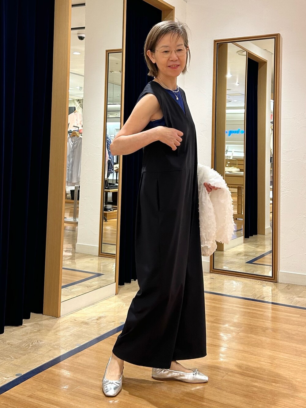 ブラック系のつなぎ/オールインワン、ホワイト系のブルゾン、ブルー系のTシャツ/カットソーを着用したレディースの夏コーディネートの5枚目の写真