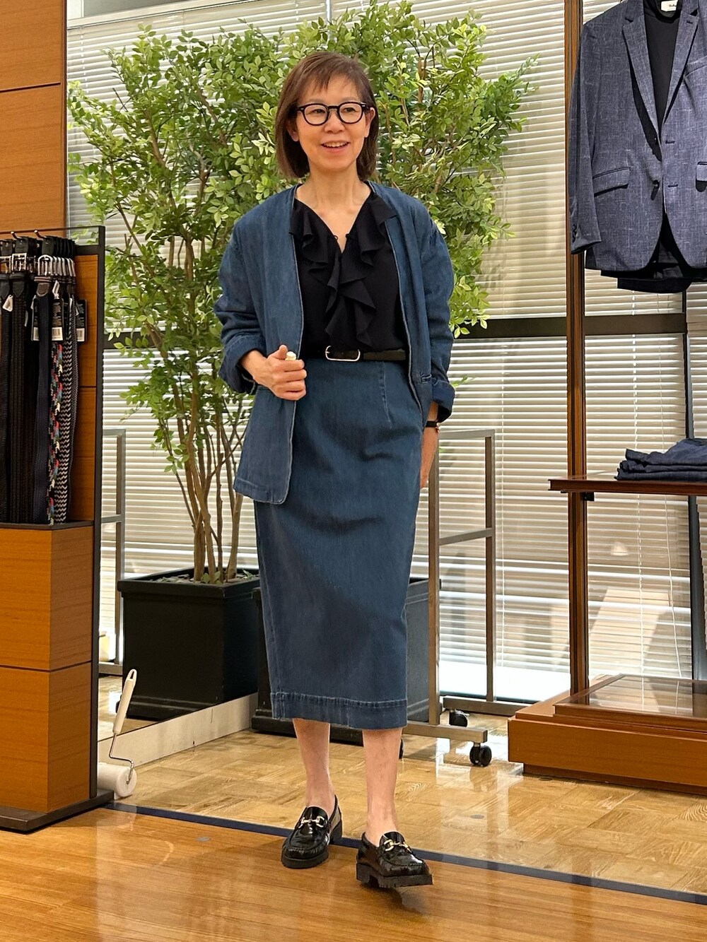 「春コーデ、デイリーカジュアル、セットアップスタイル、デニムコーデ、デニムジャケット、デニムスカート、ラッフルフリル、大人カジュアル、大人コーデ、アラフィフ、アラフィフコーデ」｜「Rie Millerの【RM denim】スリットタイトデニムスカート（スカート、ブルー系）」を使った、umezawa_nolさん（レディース・167cm）の春コーディネートの9枚目の写真