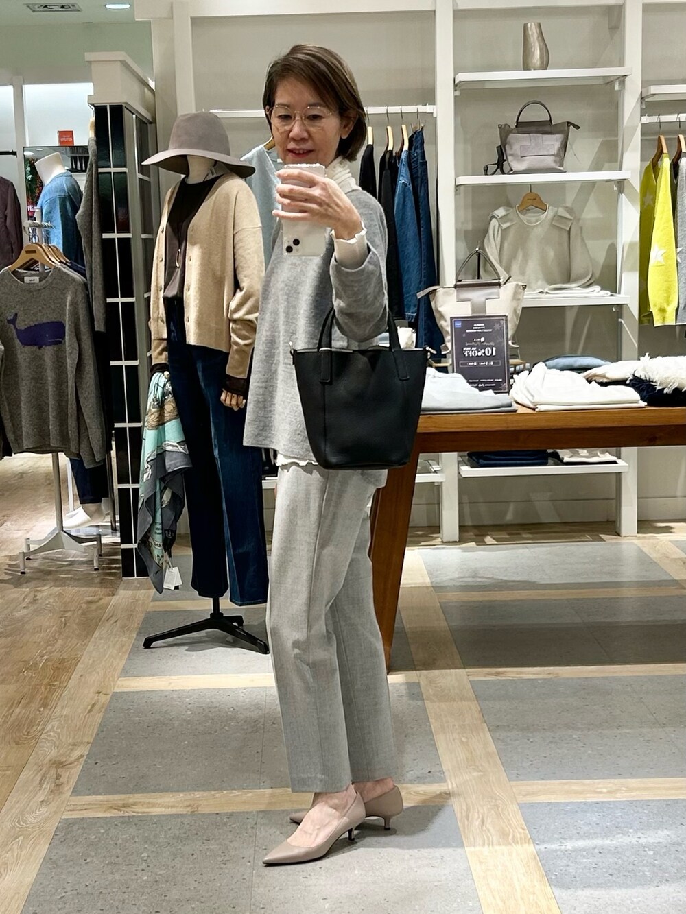 グレー系のその他パンツ、ブラック系のトートバッグ、グレー系のニット/セーターを着用したレディースの秋コーディネートの7枚目の写真