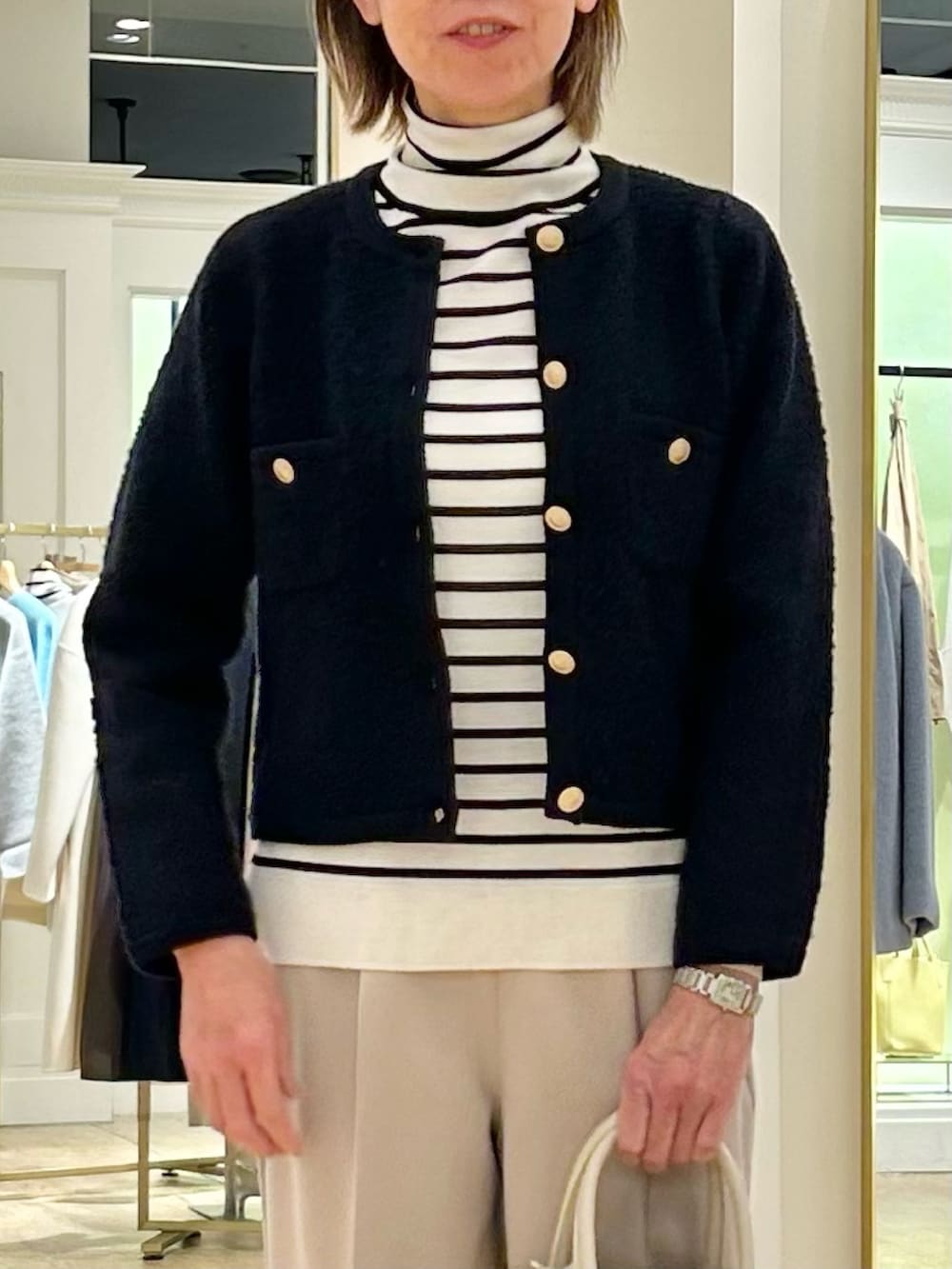 ベージュ系のその他パンツ、ホワイト系のニット/セーター、ブルー系のカーディガン/ボレロを着用したレディースの冬コーディネートの4枚目の写真