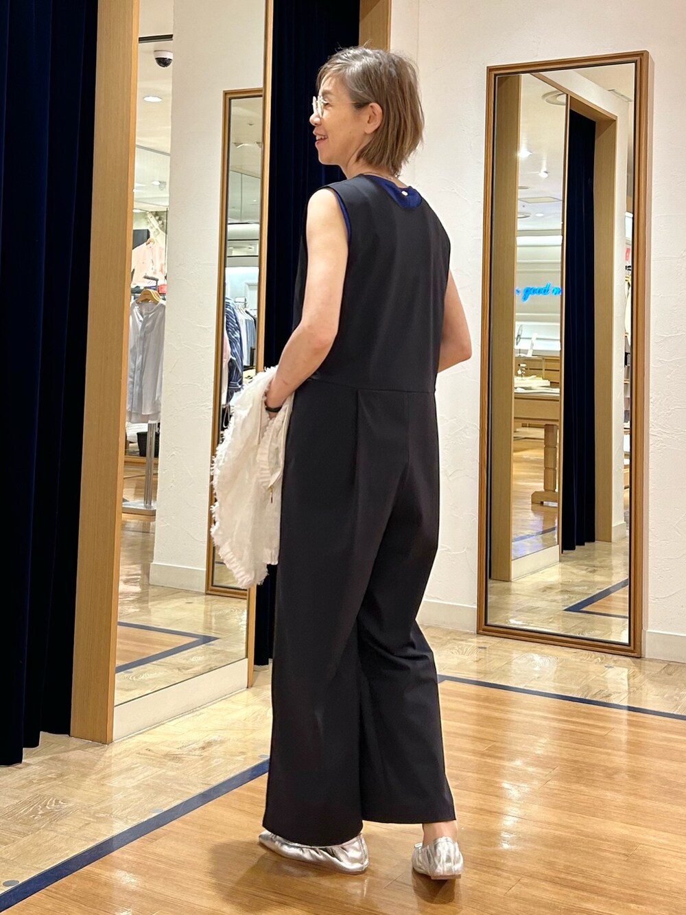 ブラック系のつなぎ/オールインワン、ホワイト系のブルゾン、ブルー系のTシャツ/カットソーを着用したレディースの夏コーディネートの6枚目の写真