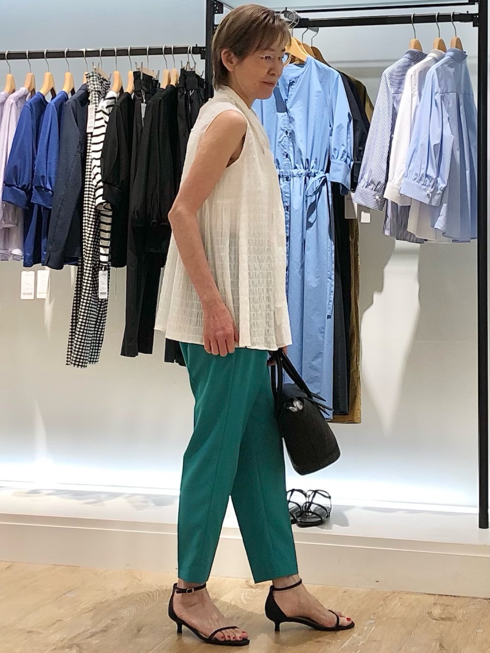 ホワイト系のシャツ/ブラウス、グリーン系のその他パンツを着用したレディースの春コーディネートの4枚目の写真