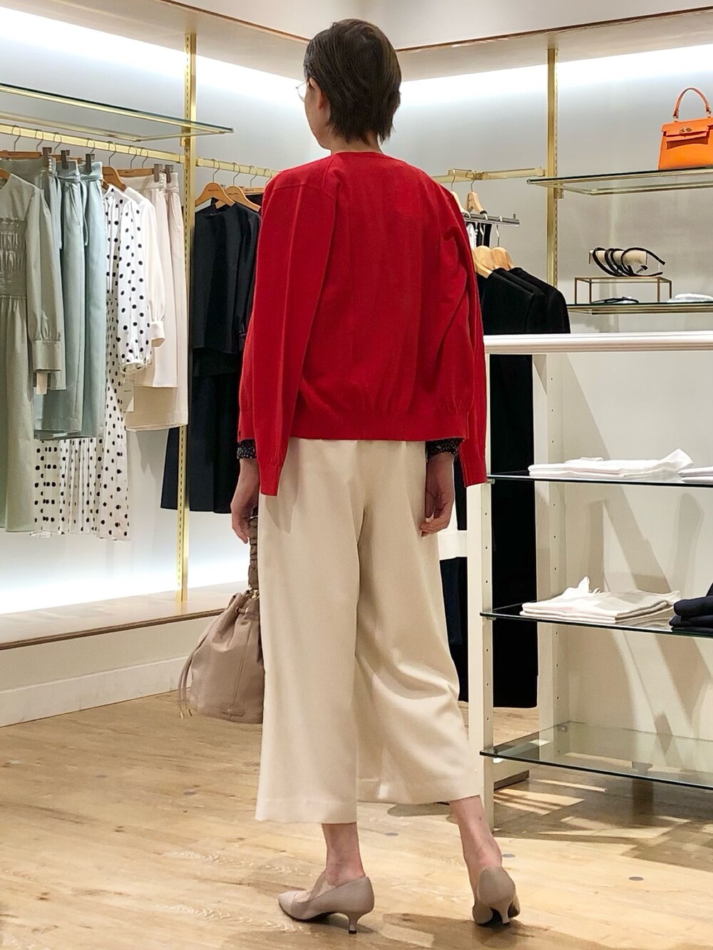 ホワイト系のその他パンツ、ベージュ系のショルダーバッグ、ブラック系のシャツ/ブラウスを着用したレディースの春コーディネートの5枚目の写真