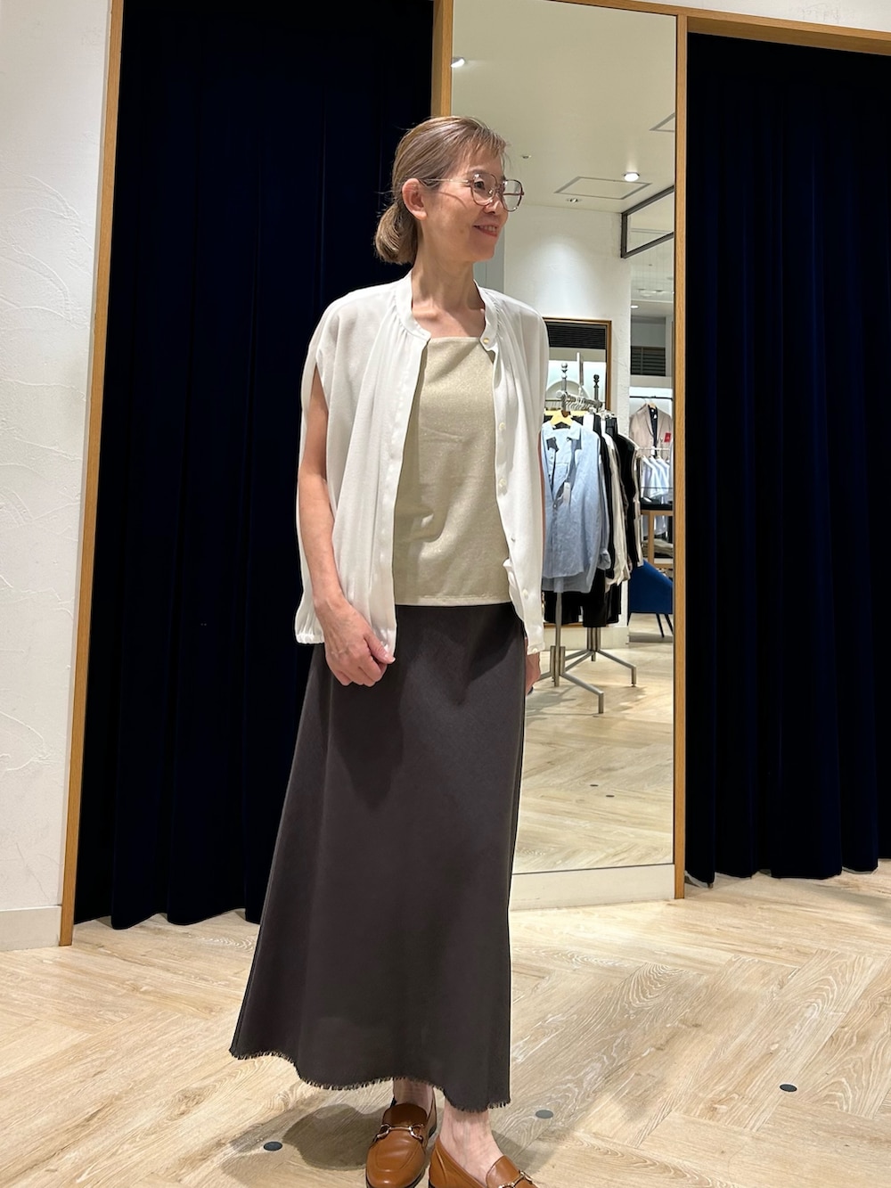 「大人カジュアルコーデ、大人コーデ、キレイめ、とろみブラウス、ブラウス、ブラウス×スカート、ブラウスコーデ、オフィスカジュアル、オフィススタイル、アラフィフ、50代ファッション、50代コーデ」｜「NOLLEY’Sのウォッシャブル綿麻スラブナロースカート（スカート、グレー系）」を使った、umezawa_nolさん（レディース・167cm）の夏コーディネートの9枚目の写真