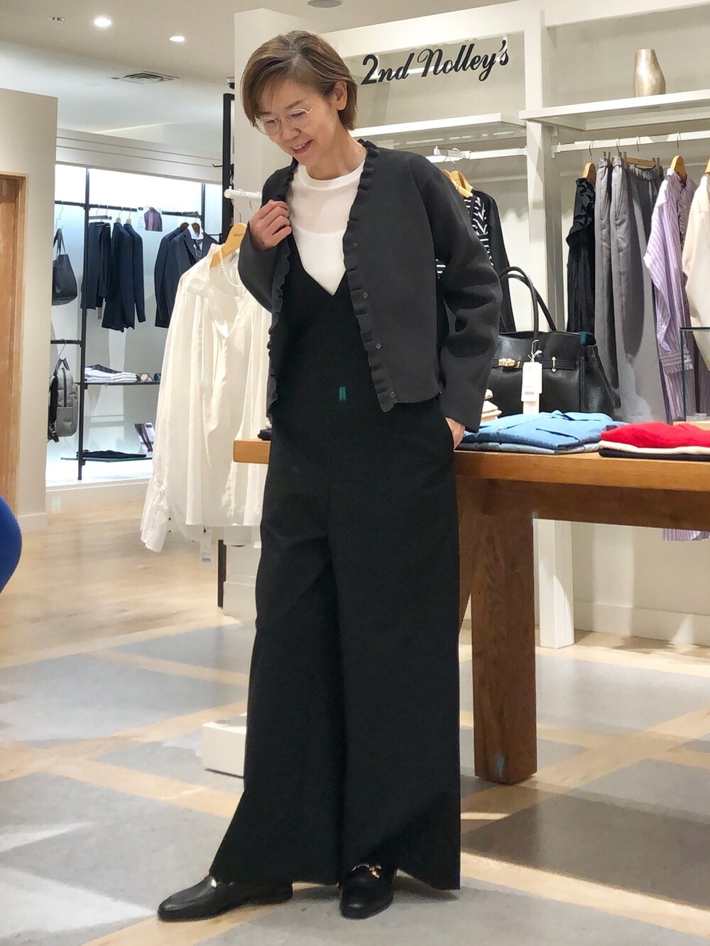 「カジュアルコーデ、キレイめカジュアル、秋コーデ、大人コーデ、秋、シンプル、大人カジュアル、高身長女子、サロペット、モノトーン」｜「NOLLEY’Sのウォッシャブルポプリンサロペットパンツ（サロペット/オーバーオール、ブラック系）」を使った、umezawa_nolさん（レディース・167cm）の秋コーディネートの7枚目の写真