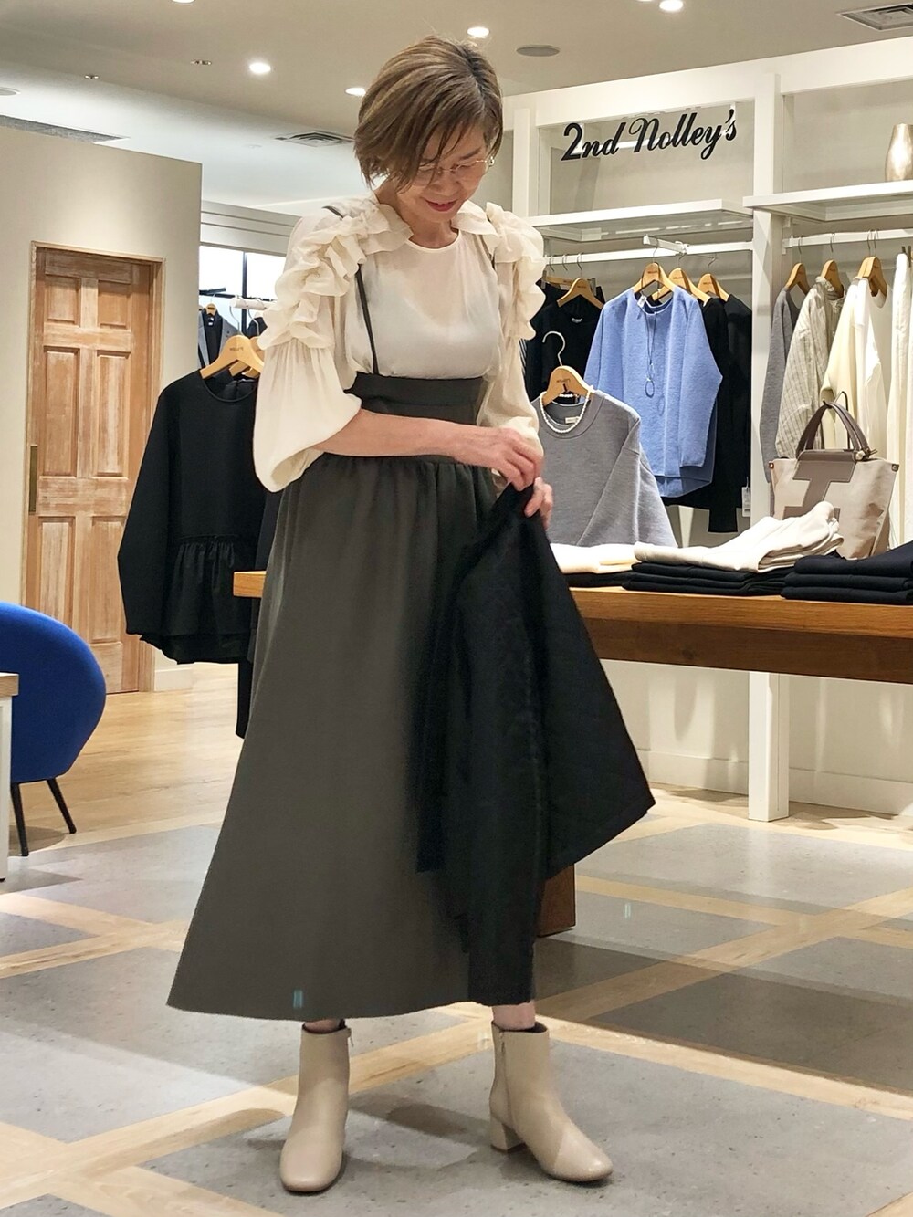 ホワイト系のシャツ/ブラウス、グレー系のスカート、ブラック系のブルゾンを着用したレディースの秋コーディネートの2枚目の写真