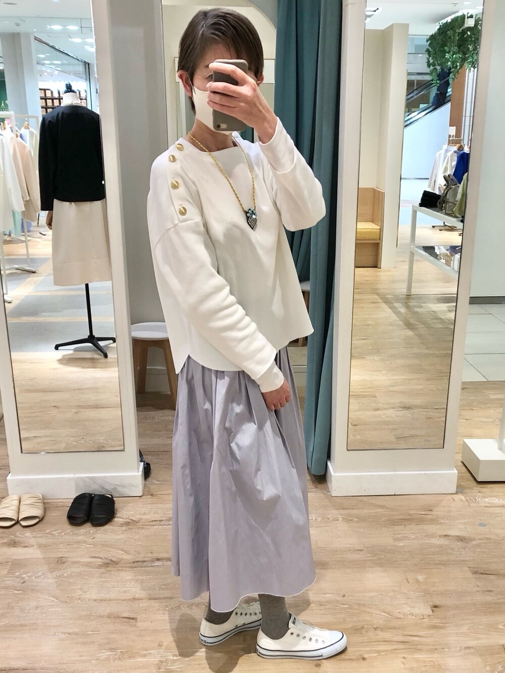 ホワイト系のTシャツ/カットソー、パープル系のスカートを着用したレディースの春コーディネートの2枚目の写真
