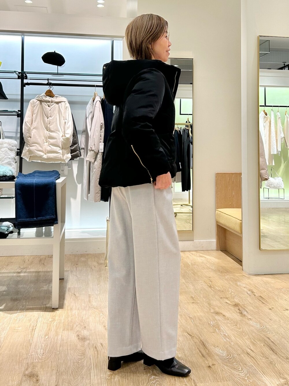 ブラック系のダウンジャケット/コート、グレー系のニット/セーター、グレー系のその他パンツを着用したレディースの冬コーディネートの6枚目の写真