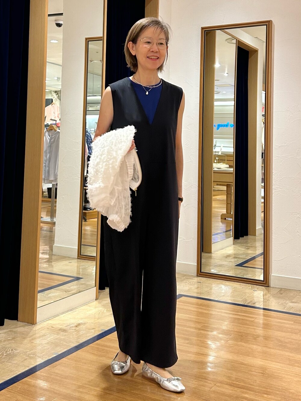 ブラック系のつなぎ/オールインワン、ホワイト系のブルゾン、ブルー系のTシャツ/カットソーを着用したレディースの夏コーディネートの2枚目の写真